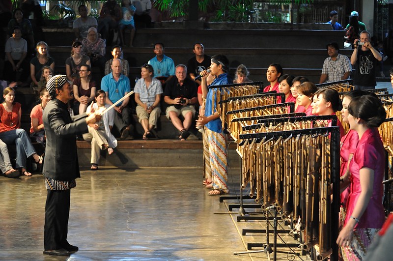 Ilustrasu Angklung (sumver gambar Flickr)