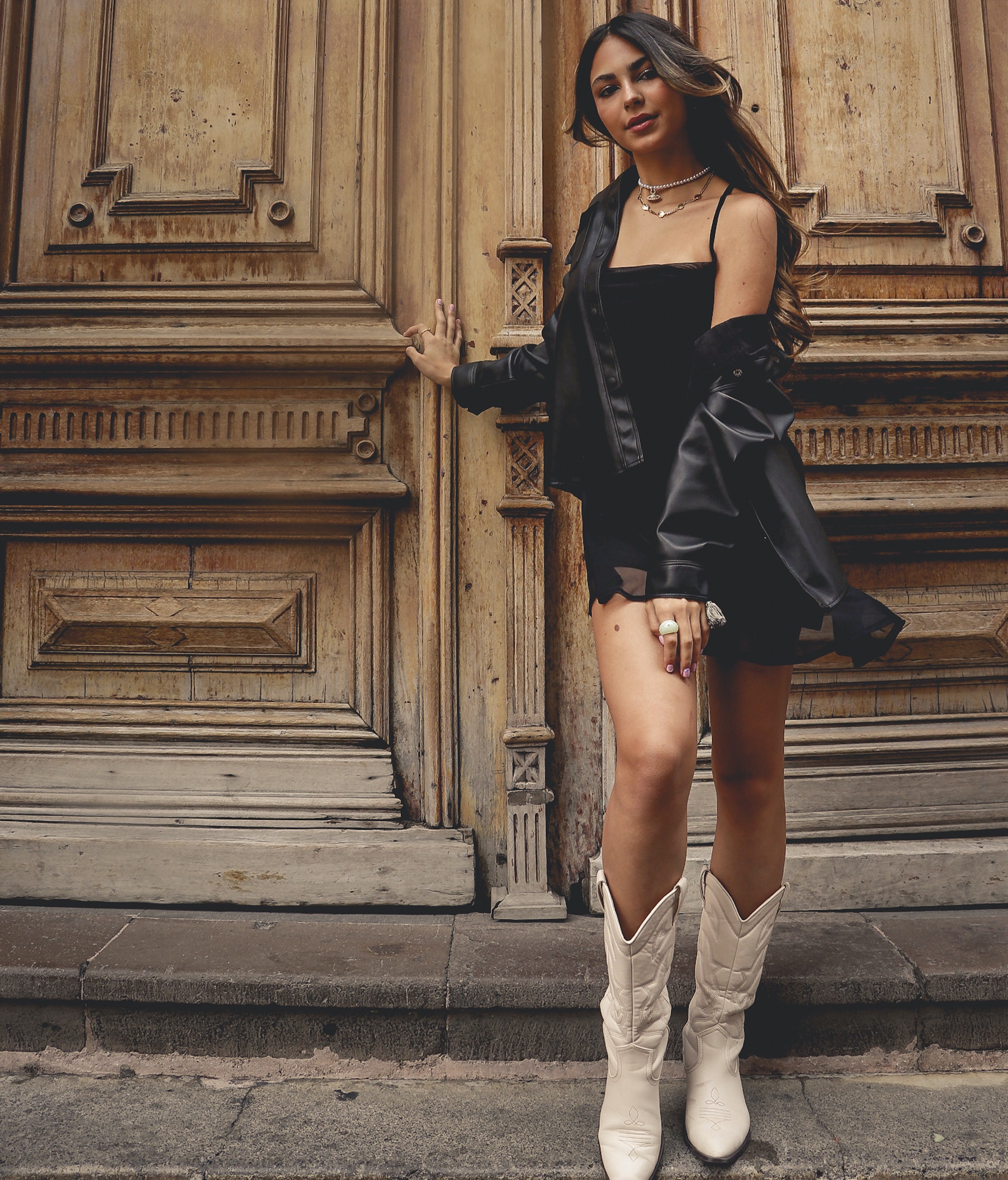 Ilustrasi outfit konser outdoor (Sumber gambar: Luis Ariza/Pexels)