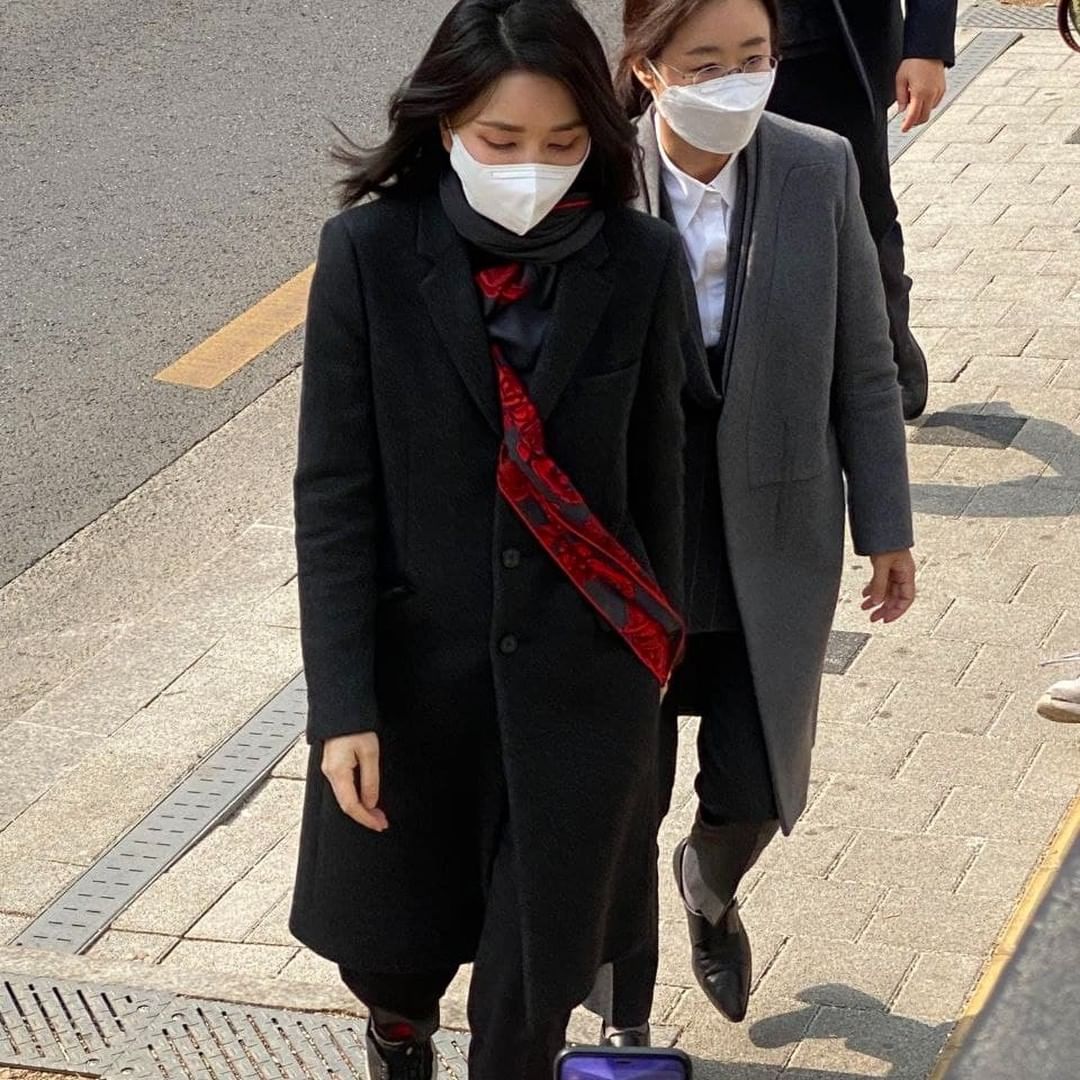 Outfit Kim Keon Hee (Sumber gambar: Instagram.com/sukyeol.yoon)