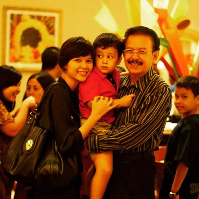 Rudy Salam bersama anak dan cucunya (Sumber gambar: Instagram.com/runasalam)