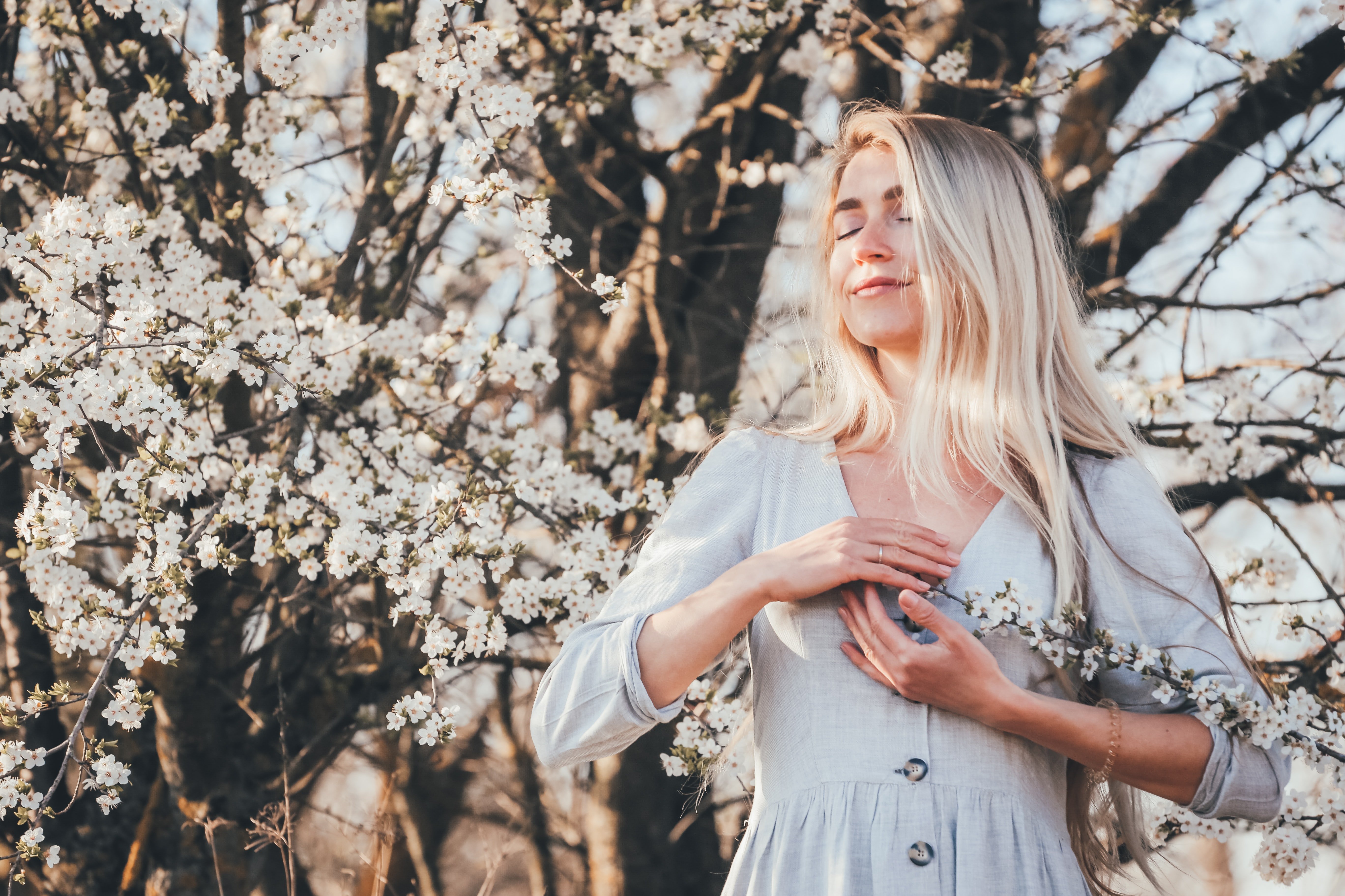 Ilusrasi seseorang bernapas dengan udara segar (Sumber ambar Unsplash/Eugene Zhyvchik)