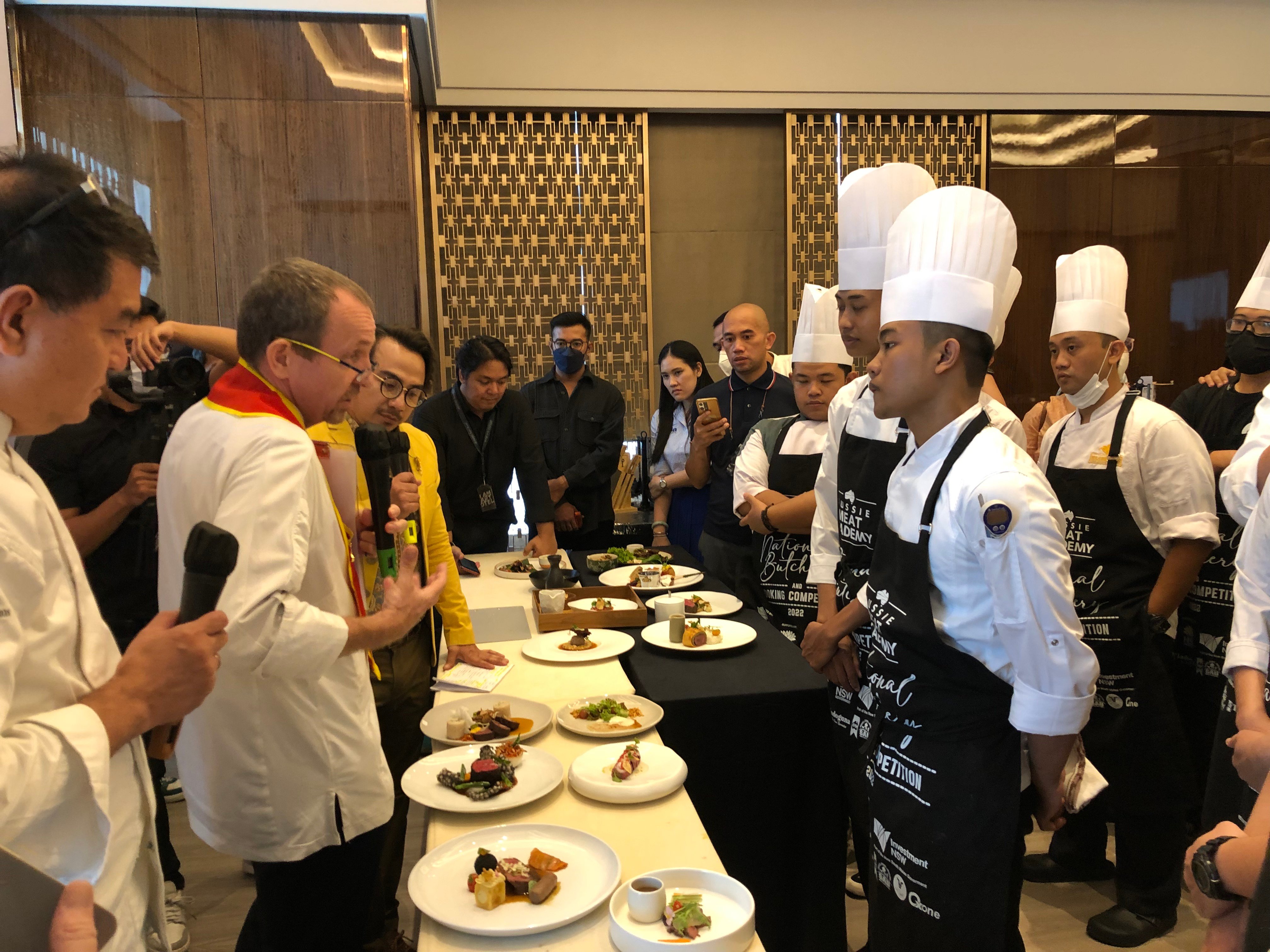 Chef Gilles Marx mengomentari masakan para chef yang berkompetisi (Sumber gambar: Hypeabis.id/Indah Permata Hati)