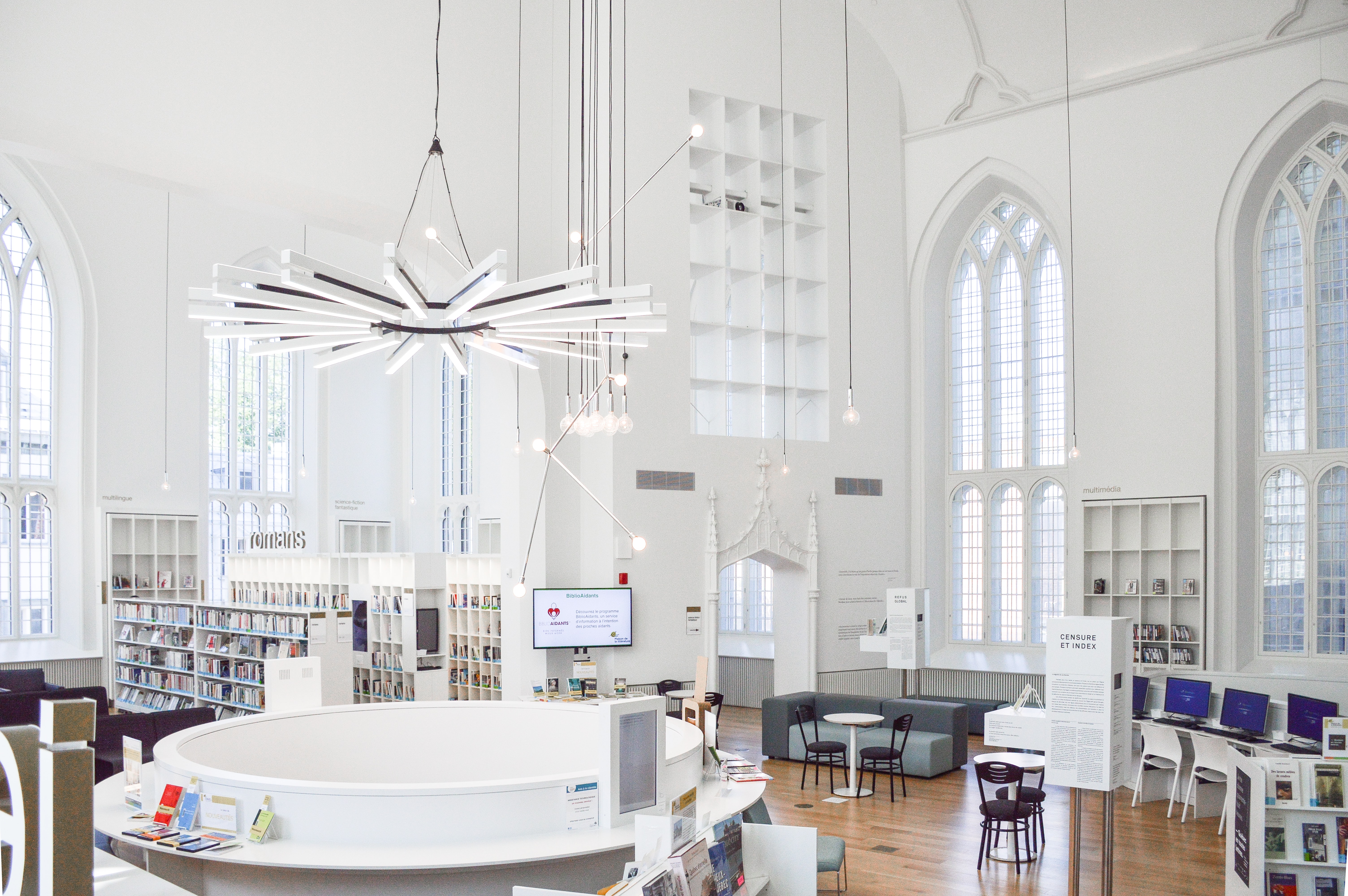 Ilustrasi chandelier dan lampu gantung di perpustakaan. (Sumber gambar: Unsplash/Tu Tram Pham)