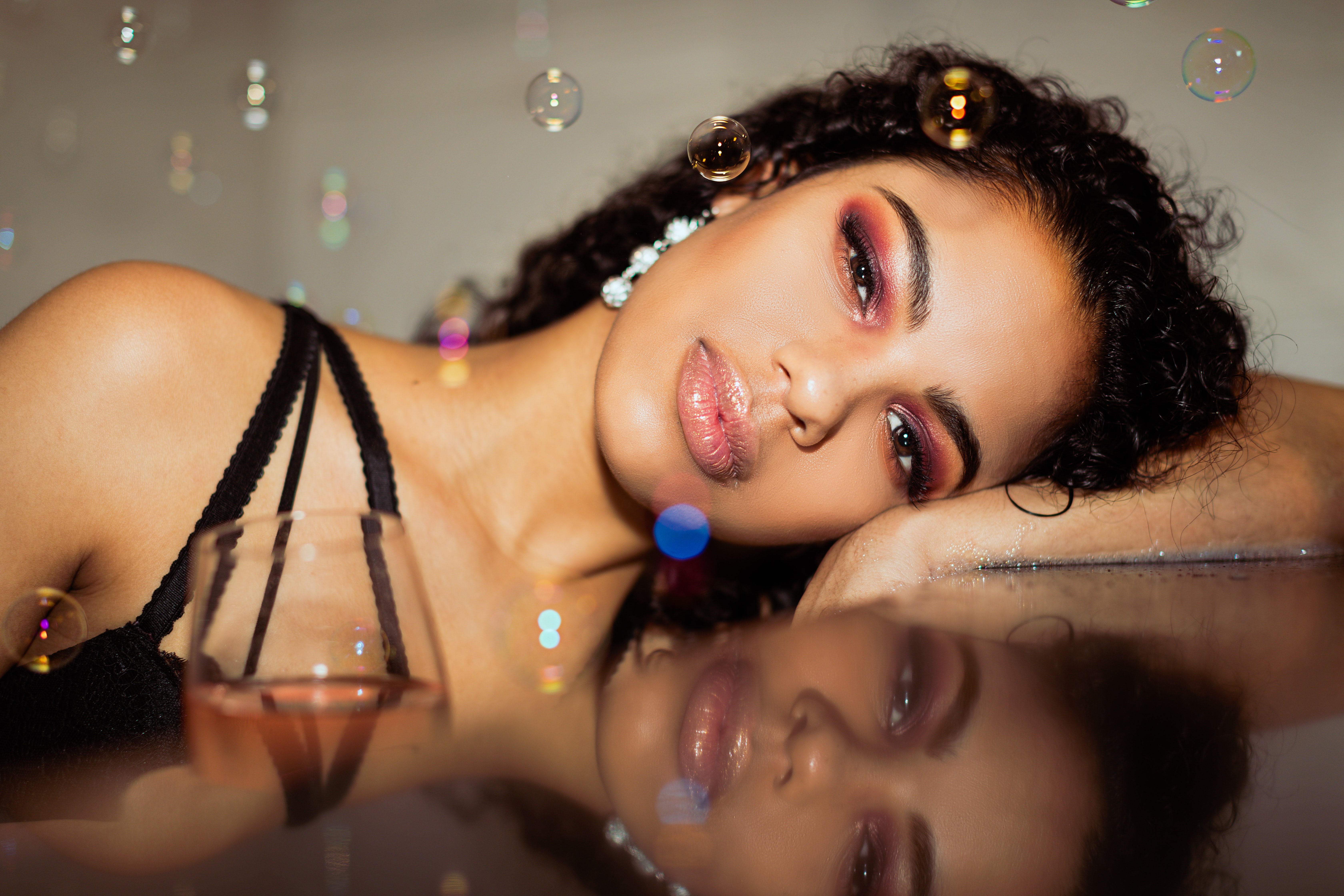 Ilustrasi make up smokey eyes (Sumber gambar: NoWah Bartscher/Unsplash)