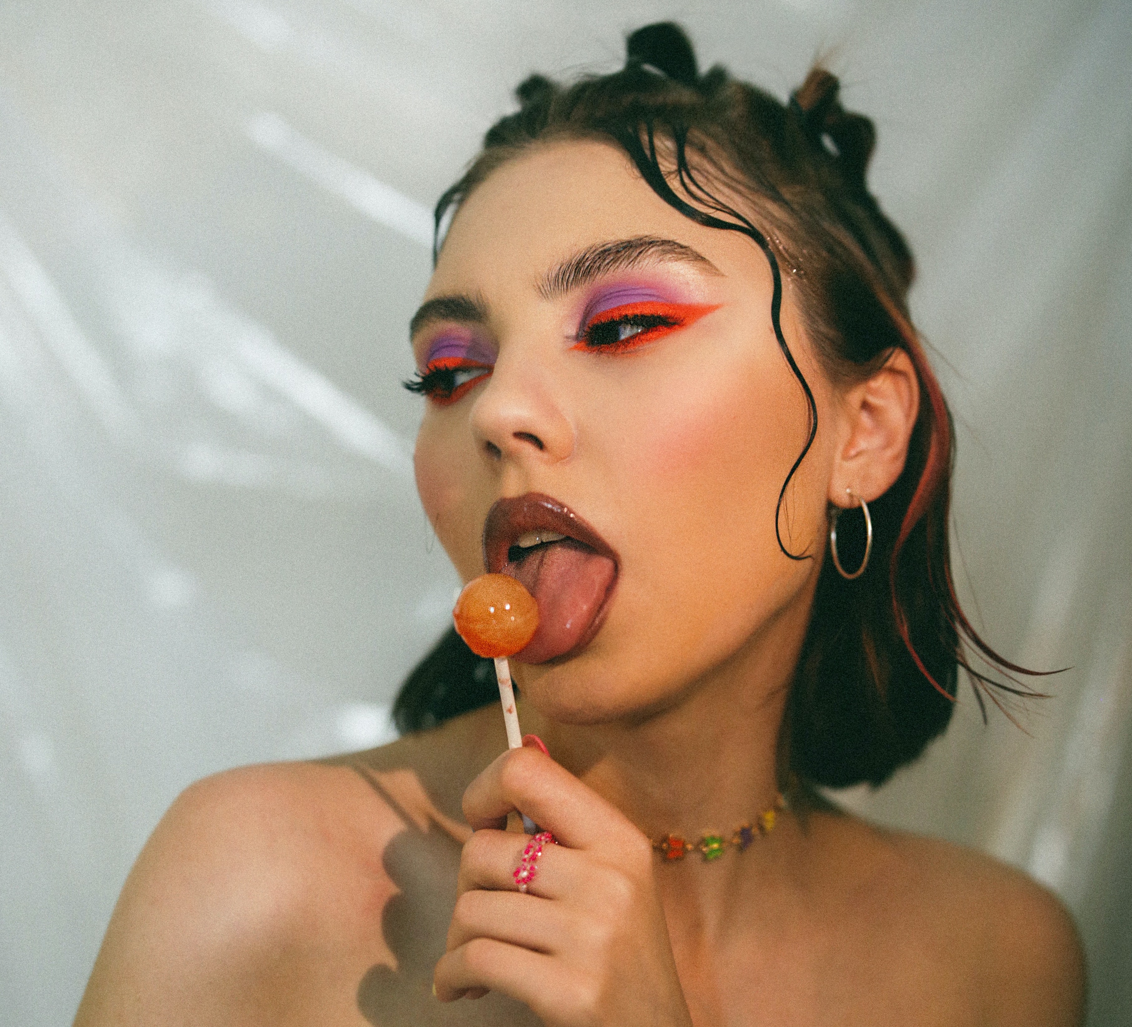 Ilustrasi neon cut crease make up (Sumber gambar: Victoria Krivchenkova/Unsplash)