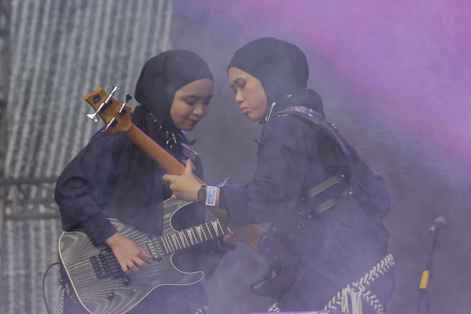 Aksi Voice of Baceprot di Head in the Clouds Jakarta, Minggu (4/12/2022). (Sumber gambar: Hypeabis/Fanny Kusumawardhani)