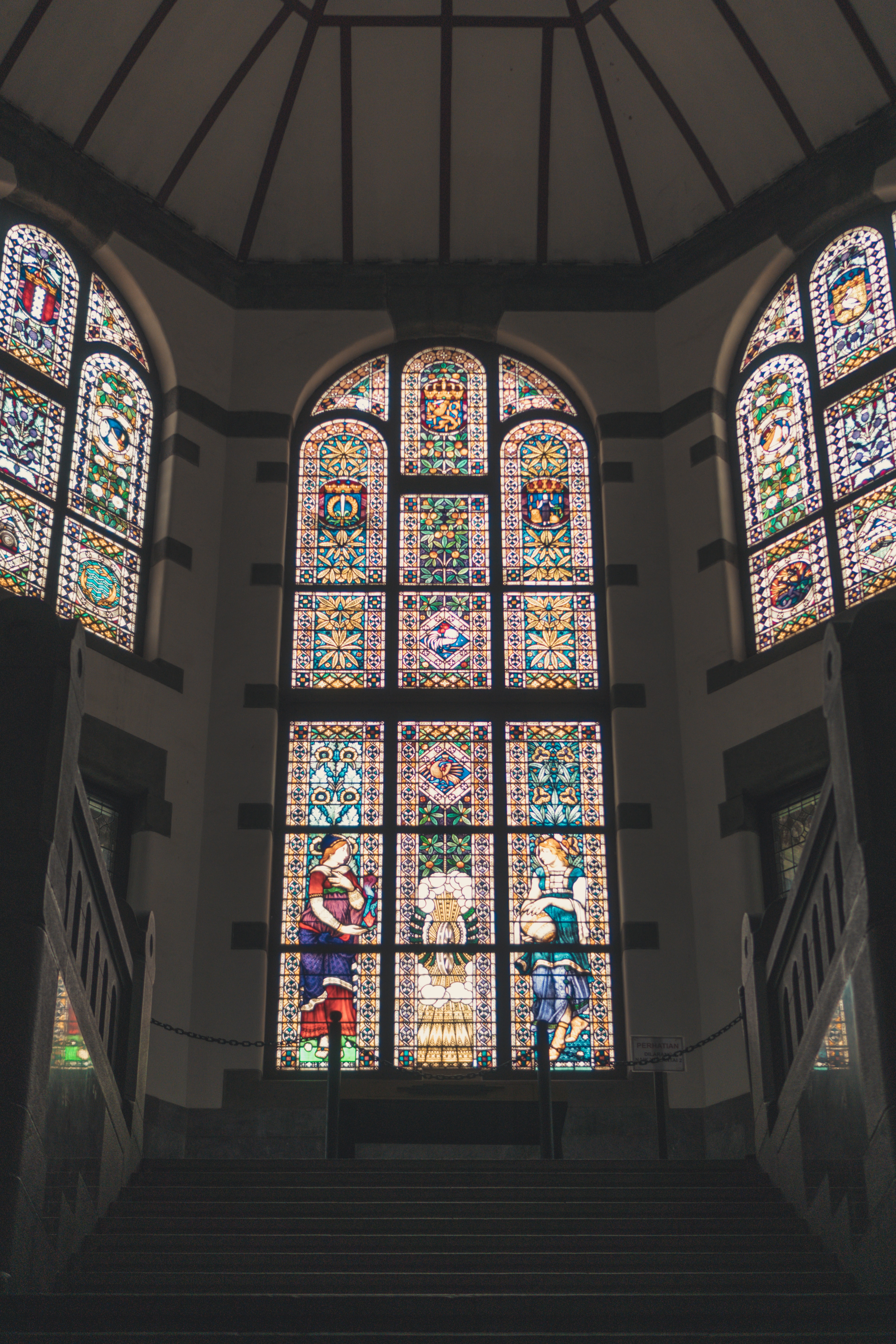Ilustrasi kaca patri di Lawang Sewu (sumber gambar Unsplash/Sulthan Auliya)