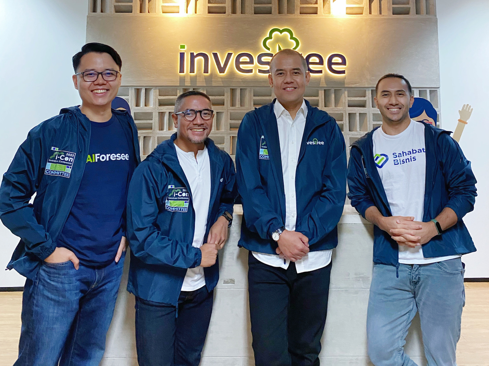 - Jaka Wiradisuria, Chief of Product Sahabat Bisnis (SABI); Salman Baharuddin, Chief Sales Officer Investree Indonesia; Adrian Gunadi, Co-Founder & CEO Investree Indonesia dan CEO Investree Group; dan Christian Limawan, Head of AIForesee di acara Konferensi Pers: Road to Investree Conference 2022 (7/12).