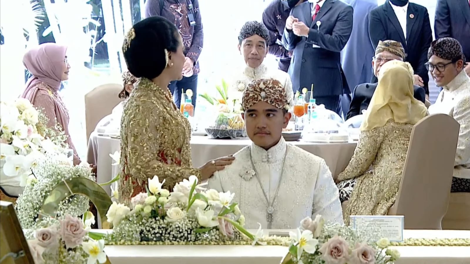 Iriana yang coba menenangkan Kaesang. (Sumber gambar : Youtube Presiden Jokowi)