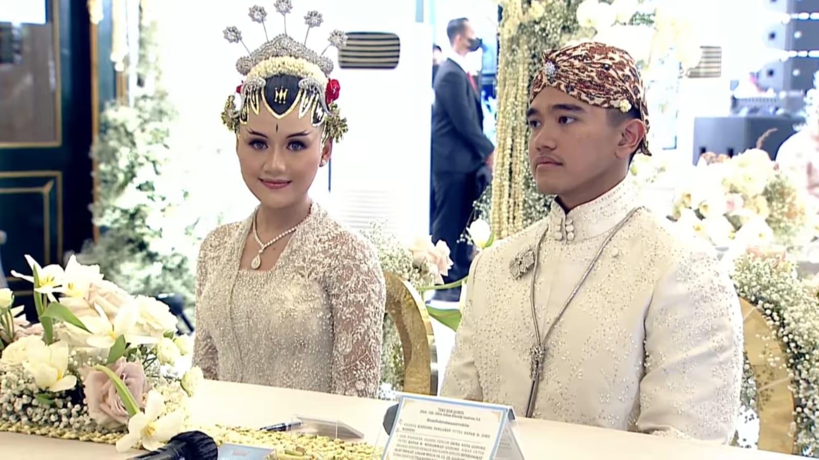 Erina dan Kaesang duduk di pelaminan. (Sumber gambar : Youtube Presiden Jokowi)