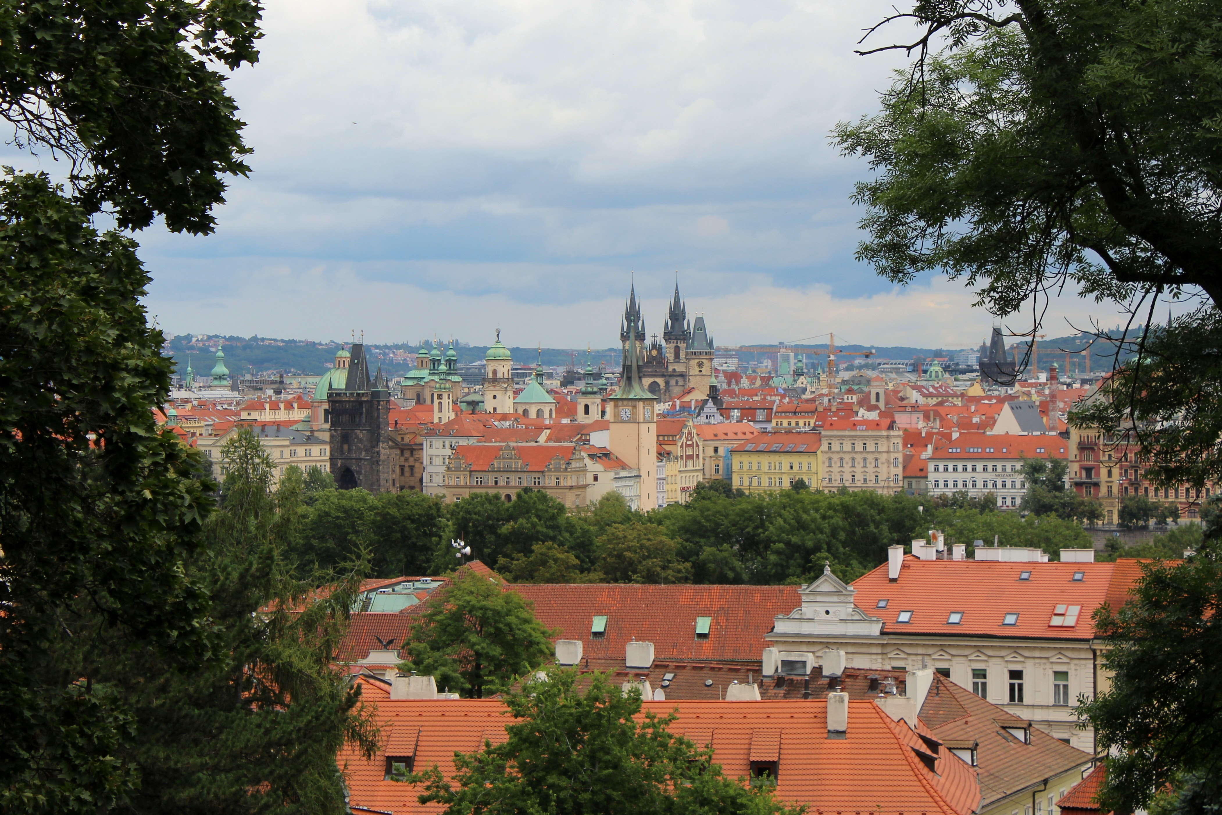 Pemandangan dari Petrin Tower (sumber gambar Unsplash/Tamar)