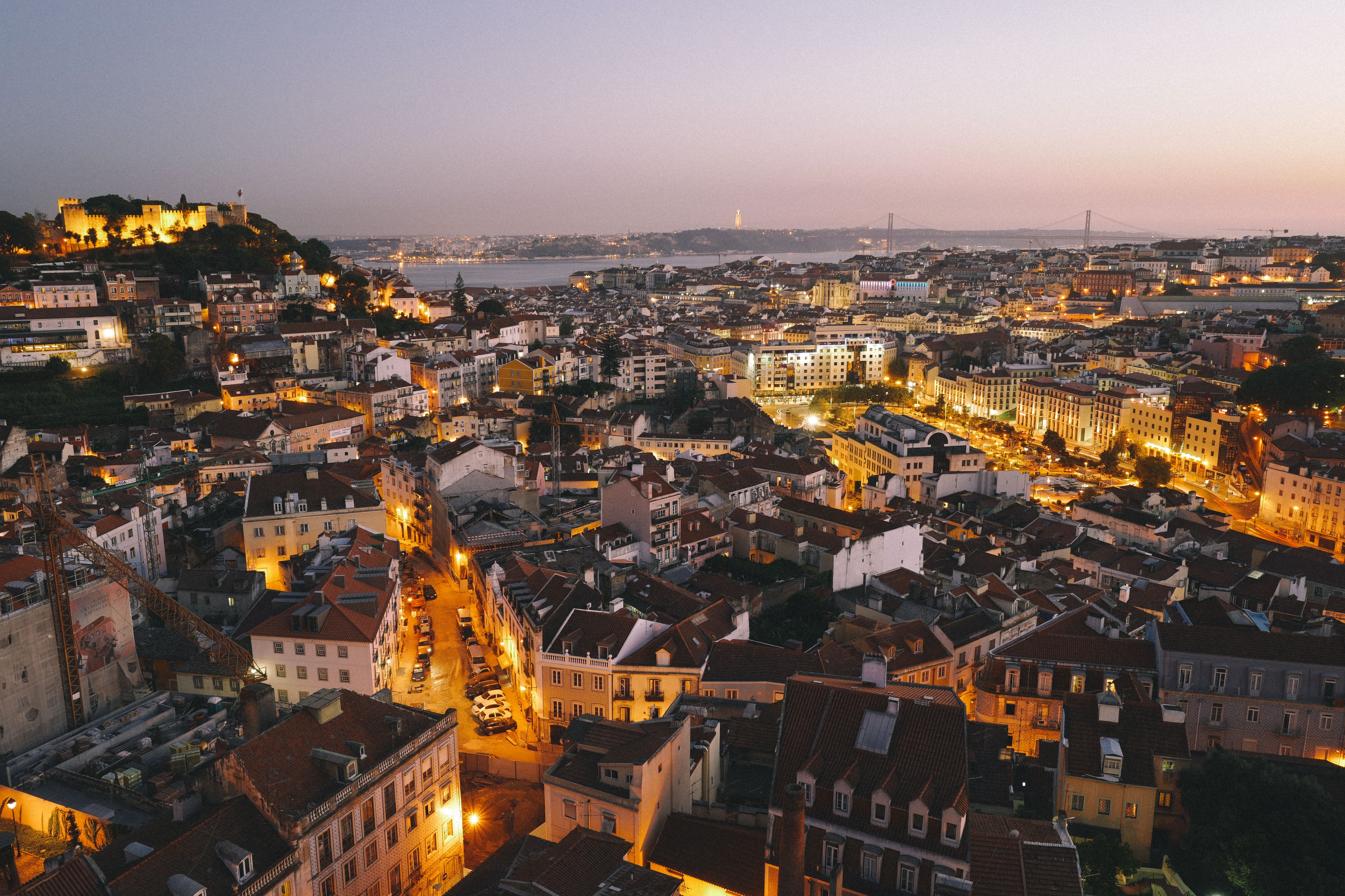 Pemandangan dari Miradouro de Santa Luzia (sumber gambar Unsplash/Andreas Brucker)