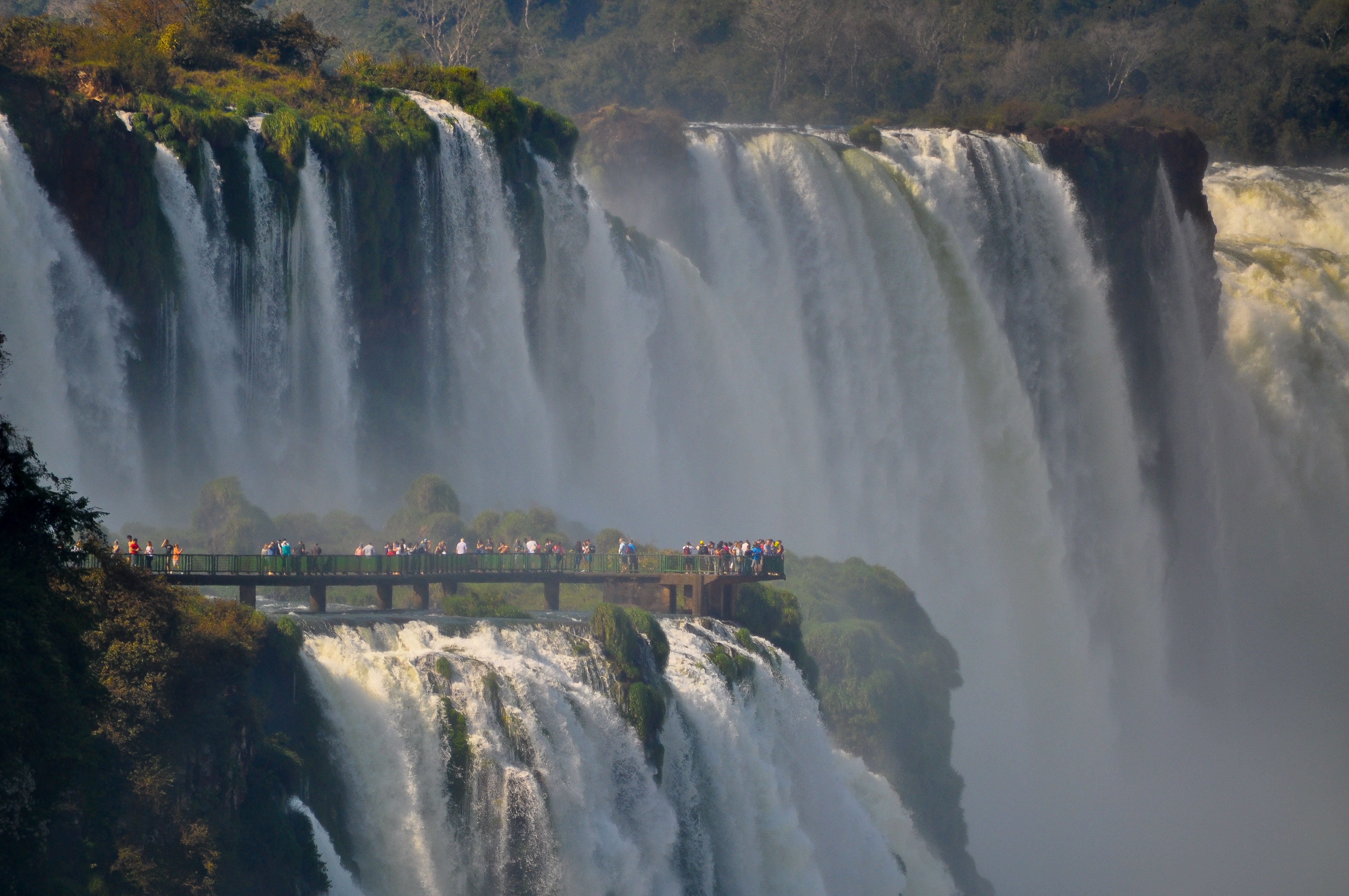 Air terjun iguazu (sumber gambar Unsplash/ Guilherme Madaleno)
