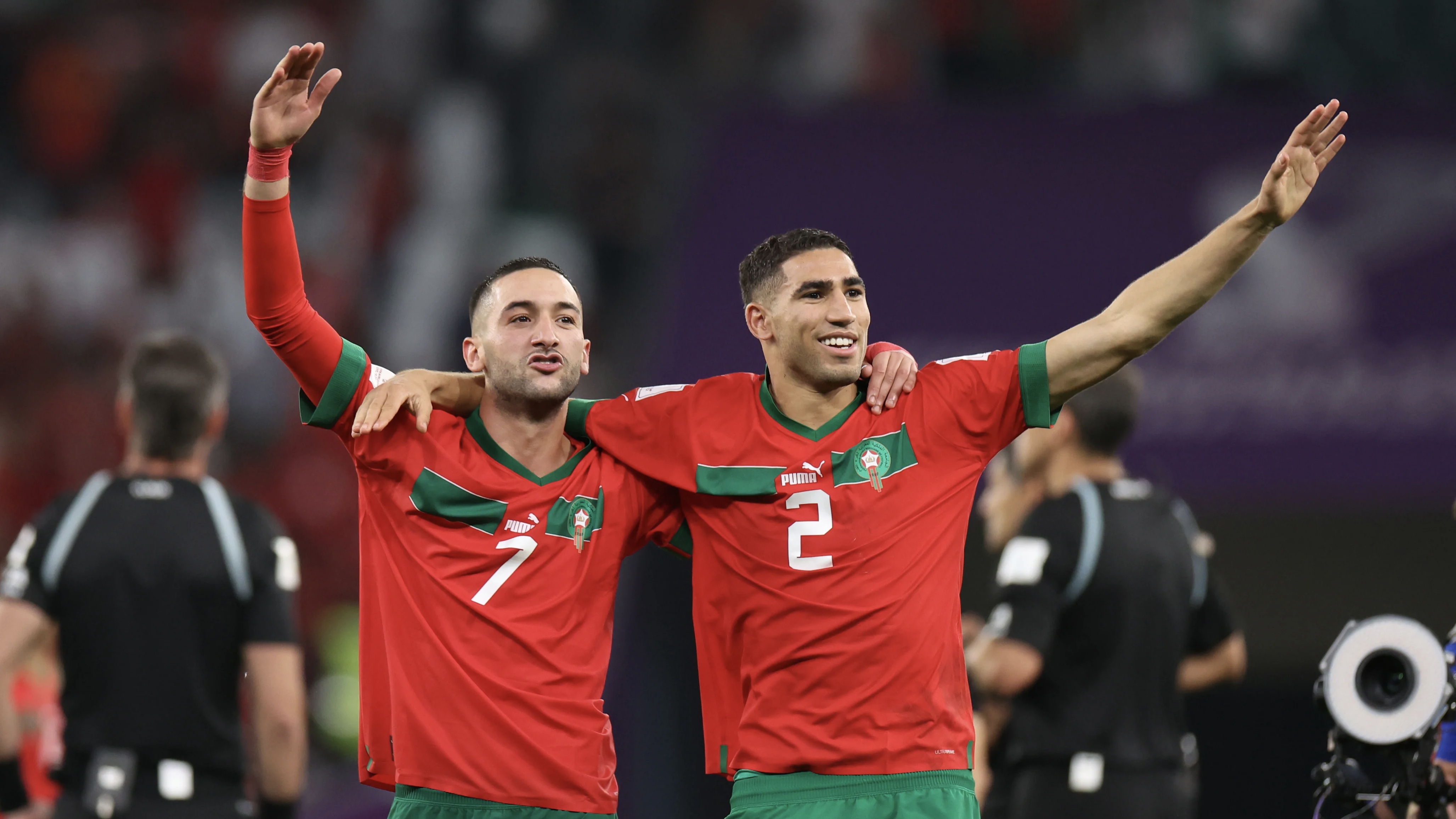 Hakim Ziyech (kiri) bersama Achraf Hakimi (kanan) saat laga melawan Kroasia, Sabtu 17 Desember 2022. (Sumber gambar : FIFA)