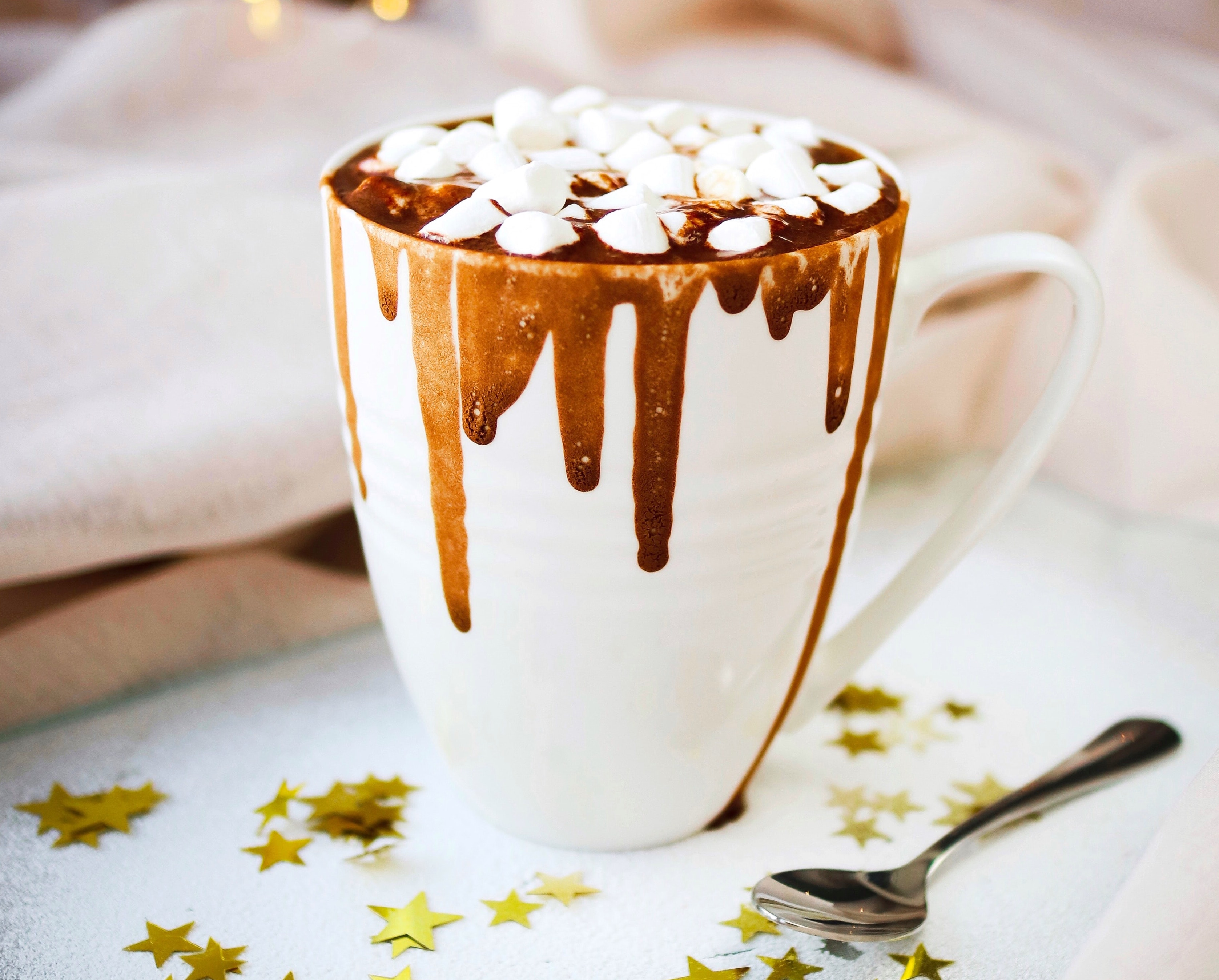 Ilustrasi minuman dengan Chocolate Bomb (Sumber gambar: Aliona Gumeniuk/Unsplash)