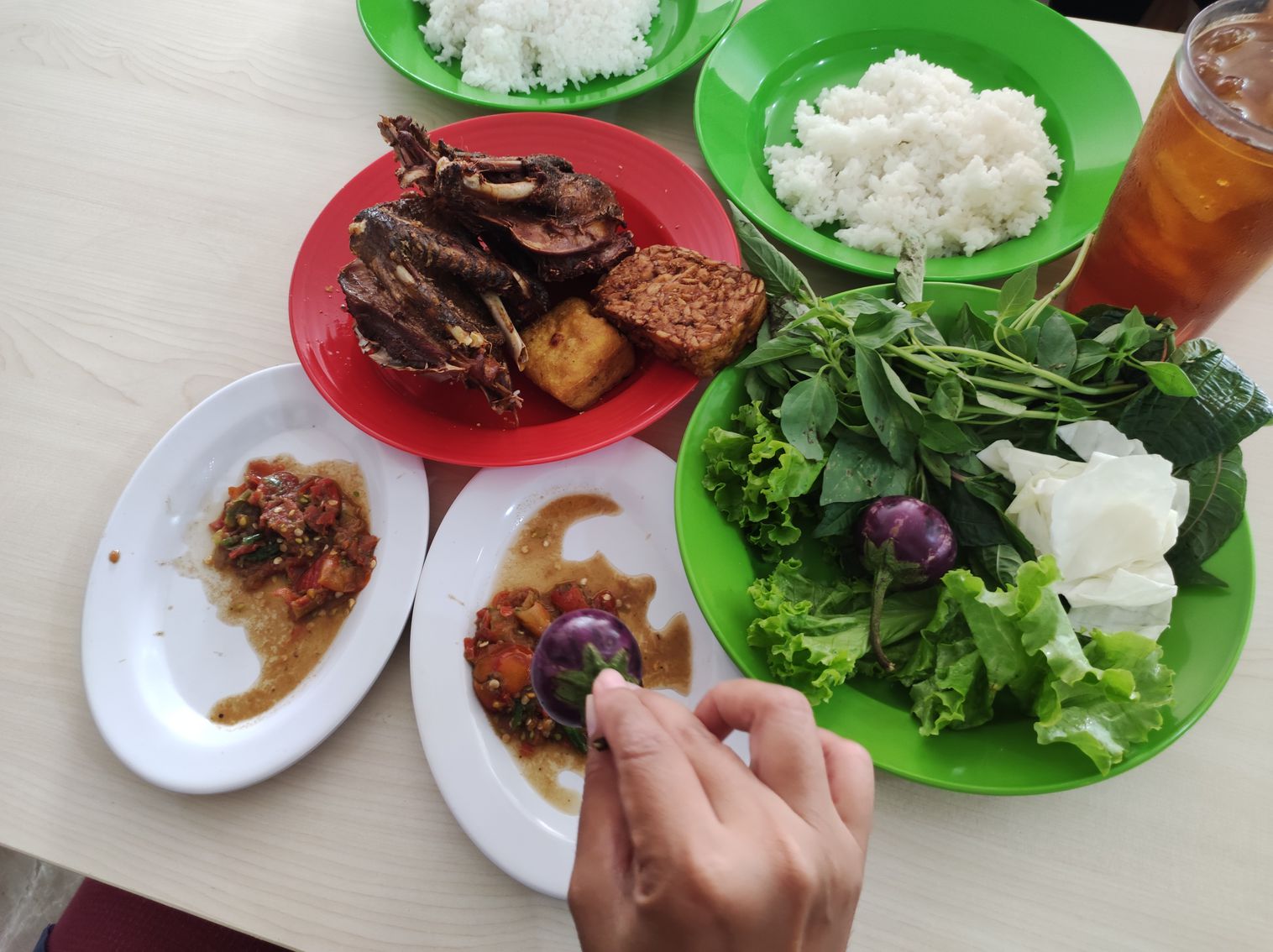 Beberapa menu yang disajikan oleh Sambal Bu Nik (Sumber gambar: Sambal Bu Nik Instagram)