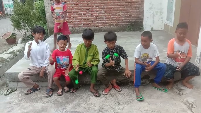 Anak-anak bermain latto latto (sumber gambar: Tangkapan Youtube)