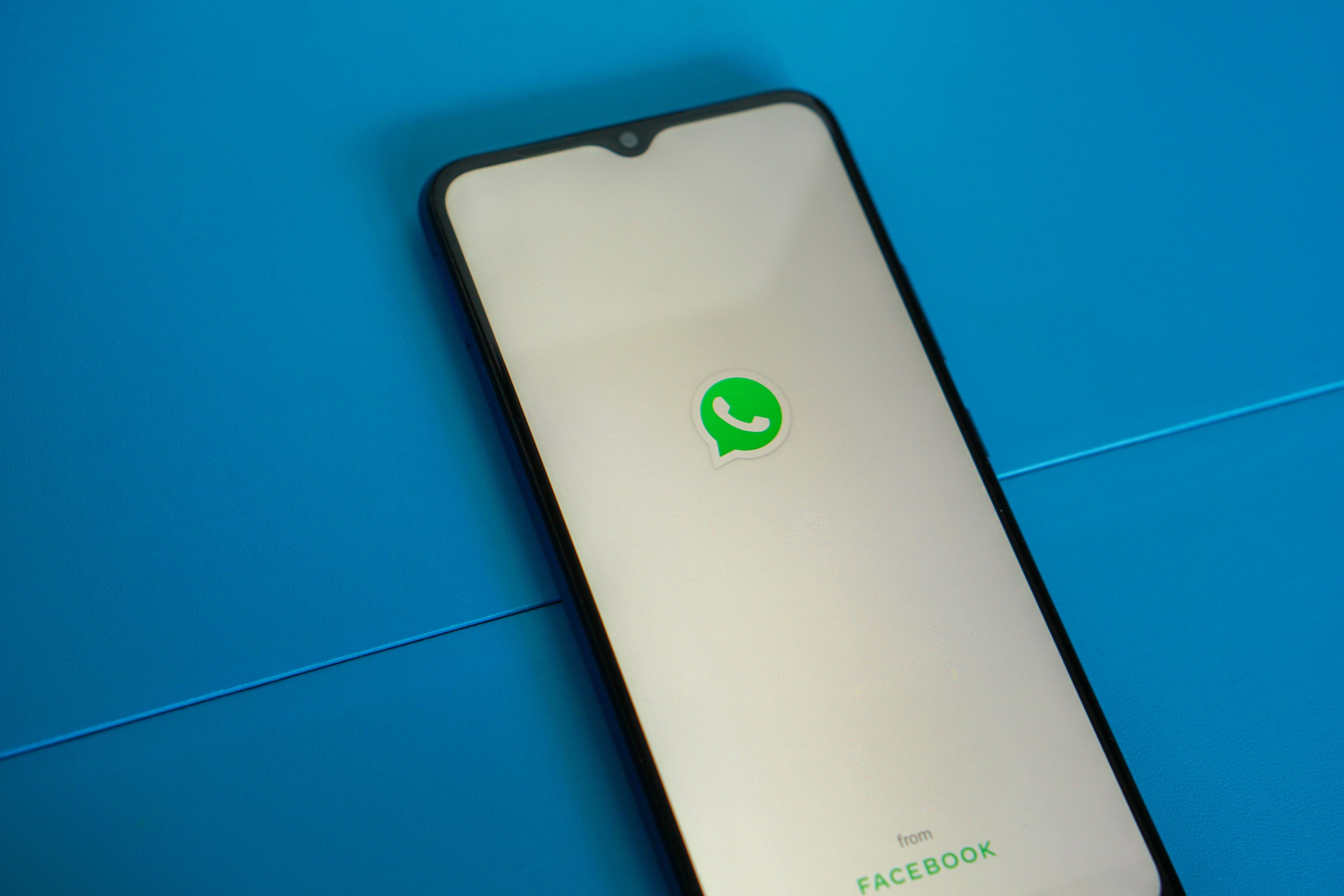 Ilustrasi penggunaan WhatsApp  (Sumber gambar: Mourizal Zativa/Unsplash)