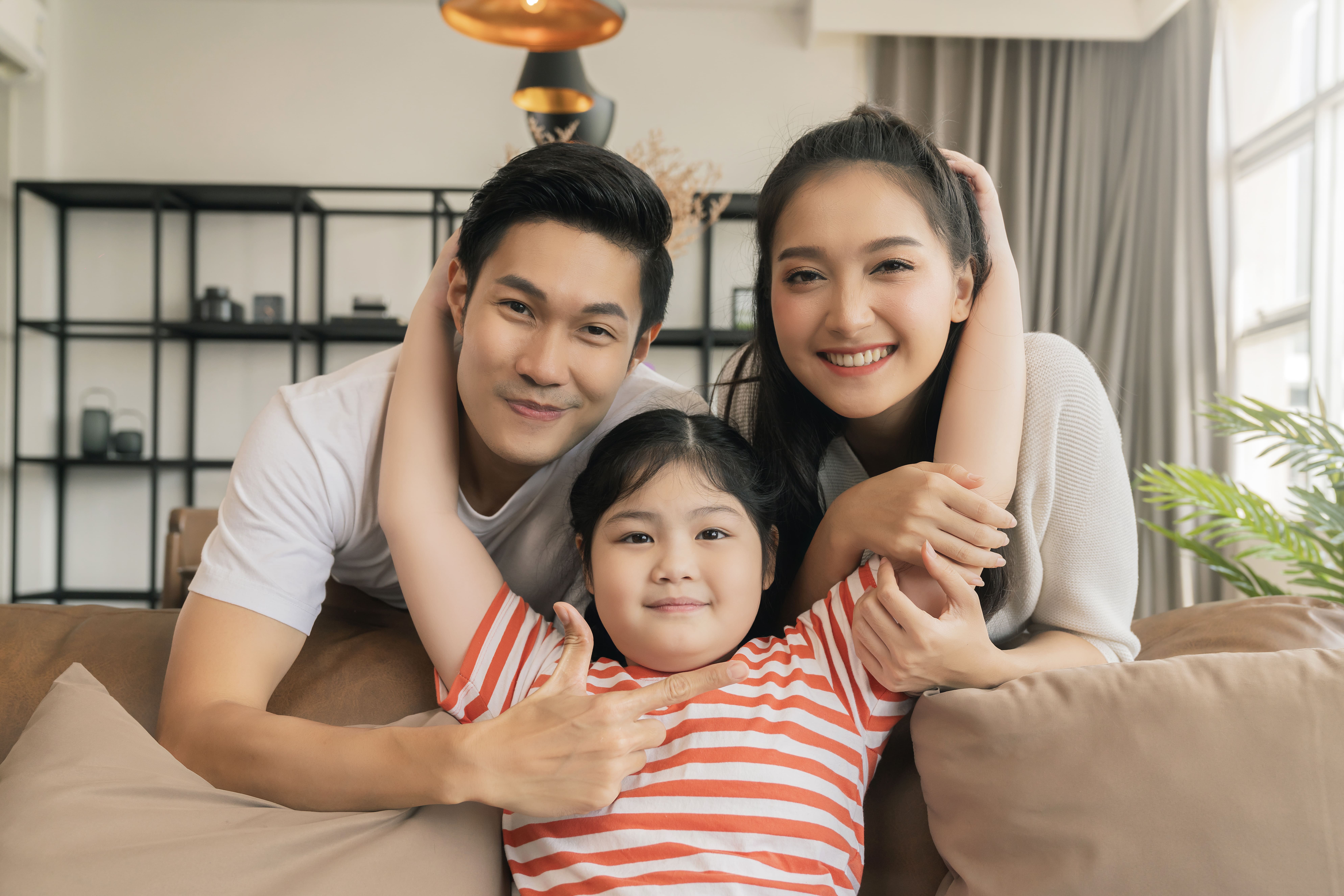 Ilustrasi orang tua dengan anak (Sumber gambar: Freepik)