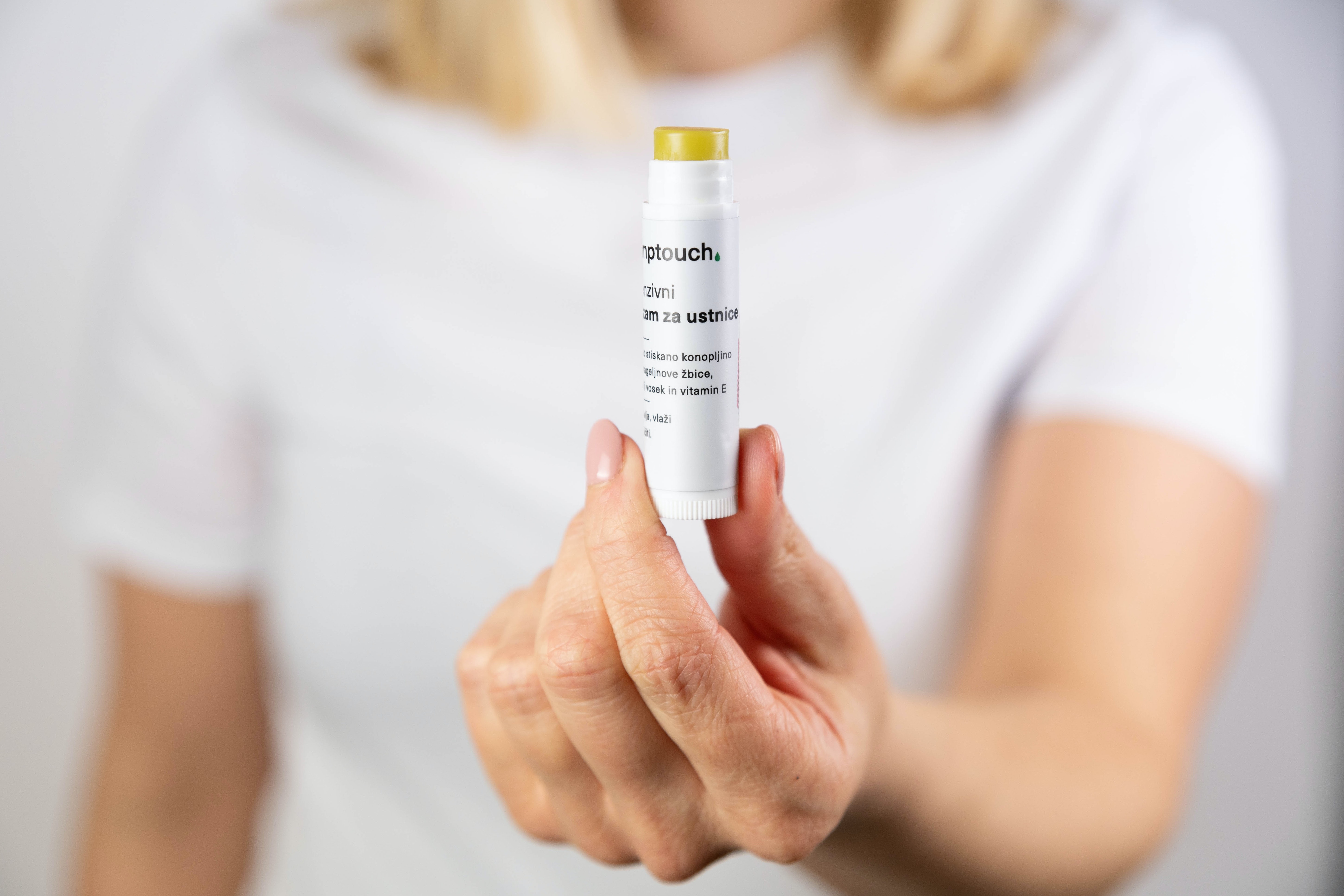 Ilustrasi produk makeup hybrid (Sumber gambar: Hemptouch CBD/Unsplash)