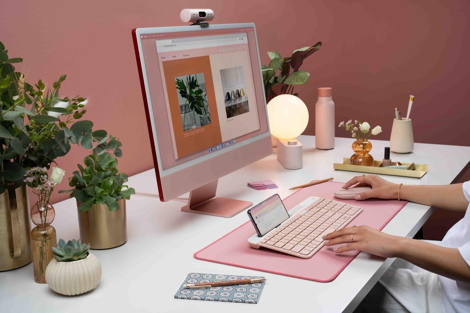 K580 Slim Multi-Device Wireless Keyboard dan MK470 Slim Keyboard Mouse Combo. (Sumber gambar : Logitech)