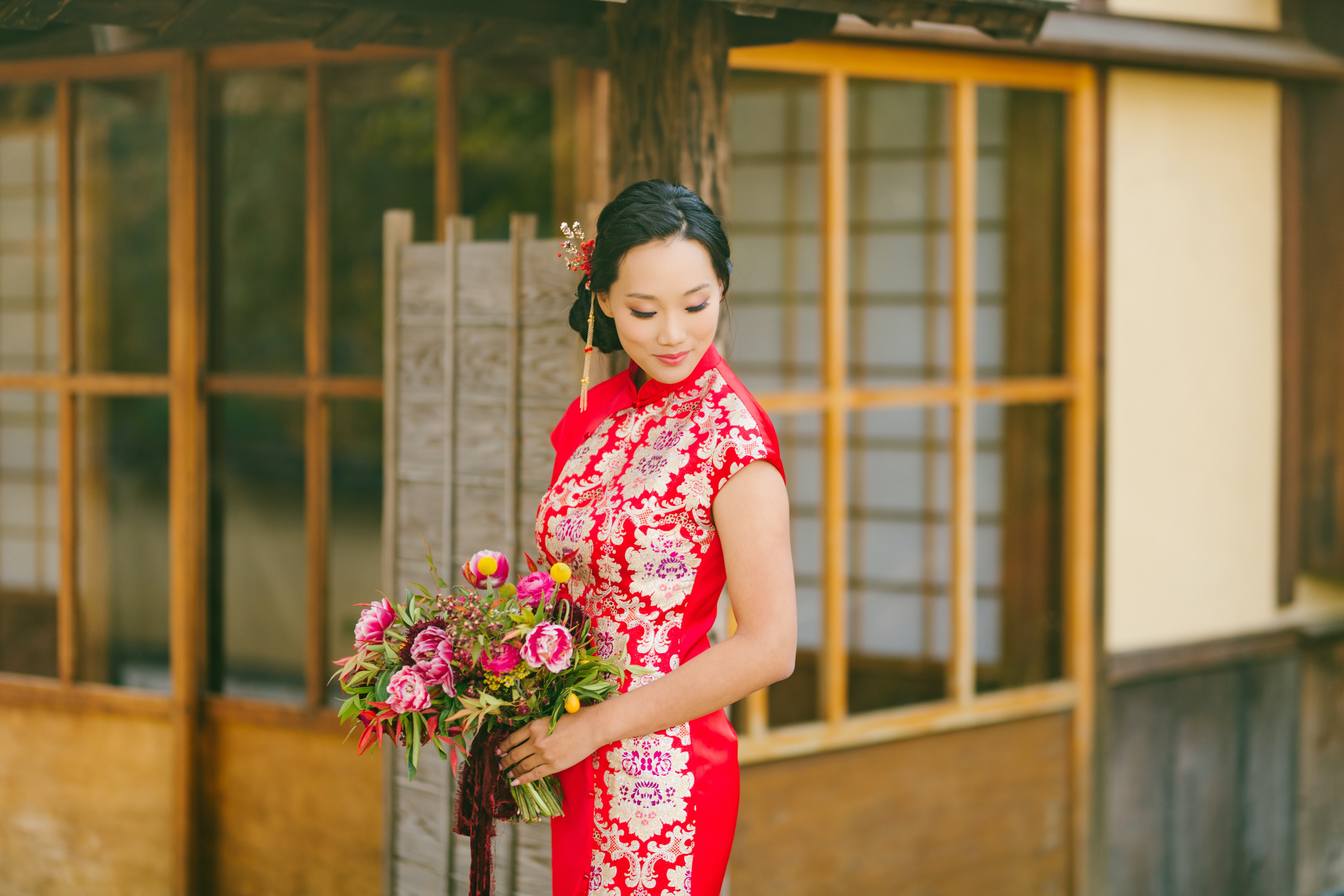 Cheongsam(Sumber gambar: East Meets Dress/Unsplash)