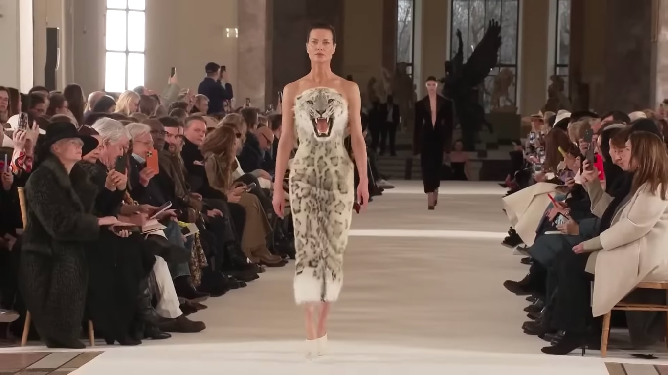 Shalom Harlow (Sumber gambar: Youtube.com/Schiaparelli)