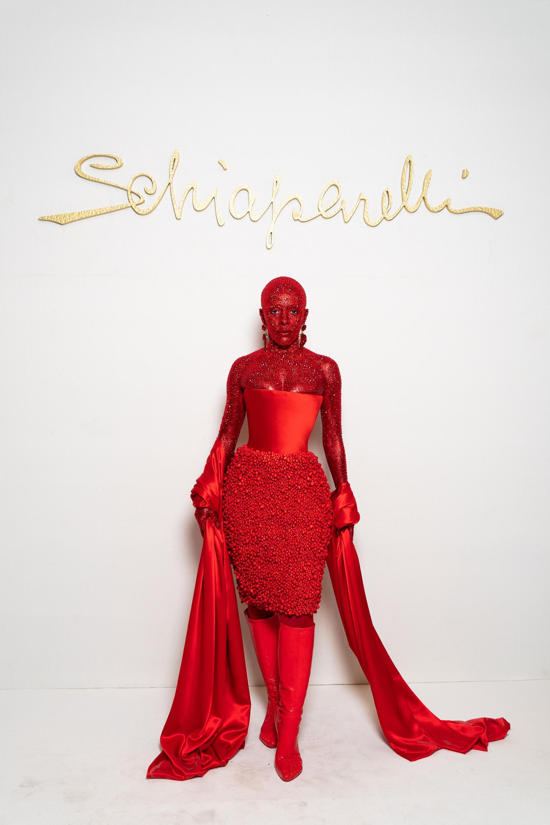 Doja Cat di pagelaran fesyen Schiaparelli, Paris Fashion Week, Senin (23/1/2023). (Sumber foto: Schiaparelli, MTV)