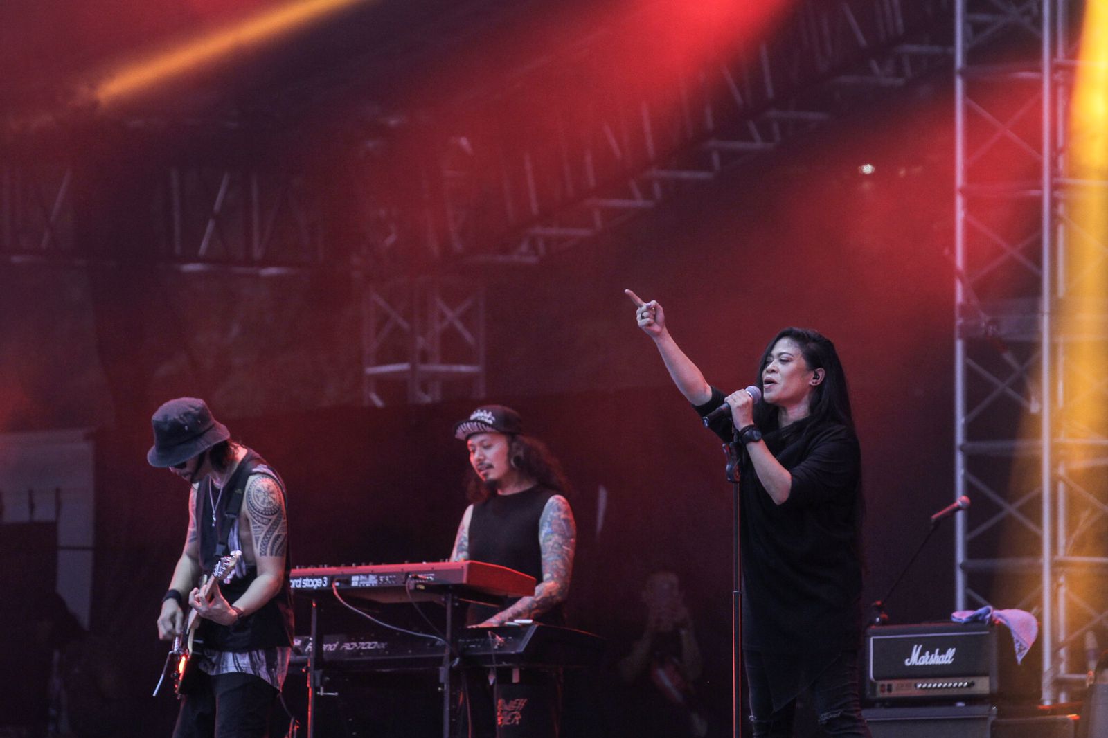 Grup band Cokelat di konser Sheila on 7 TADJ (Sumber gambar: Hypeabis.id/Fanny Kusumawardhani