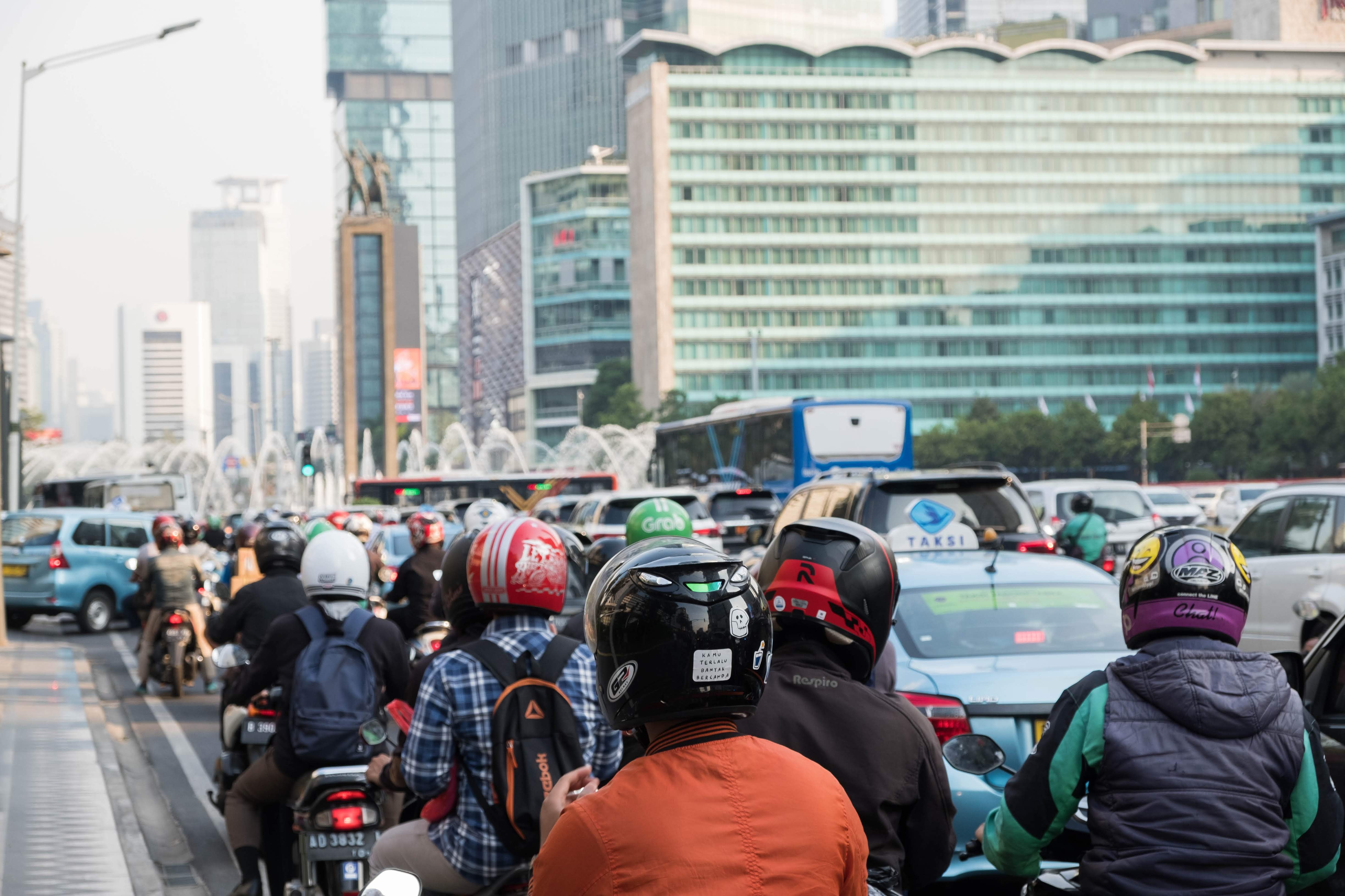 Pemandangan saat jam sibuk di Jakarta. (Sumber foto: Unsplash/Adrian Pranata)