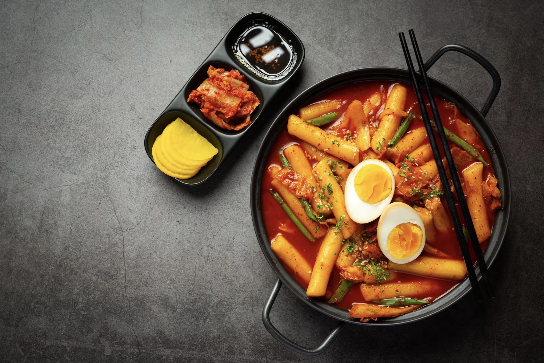 Tteokbokki (Sumber gambar : Freepik/Jcomp)