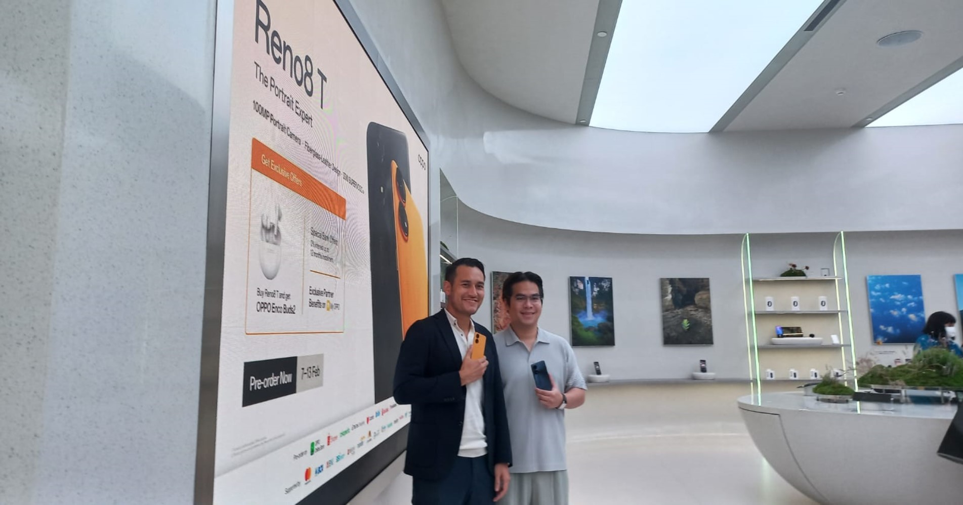Chief Marketing OPPO Indonesia Patrick Owen dan OPPO Representative Arifin Putra (Sumber Foto: Kintan Nabila