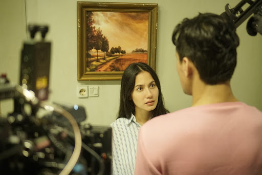 Pevita Pearce saat memerankan karakter Tara dalam serial Katarsis (sumber gambar Vidio) 
