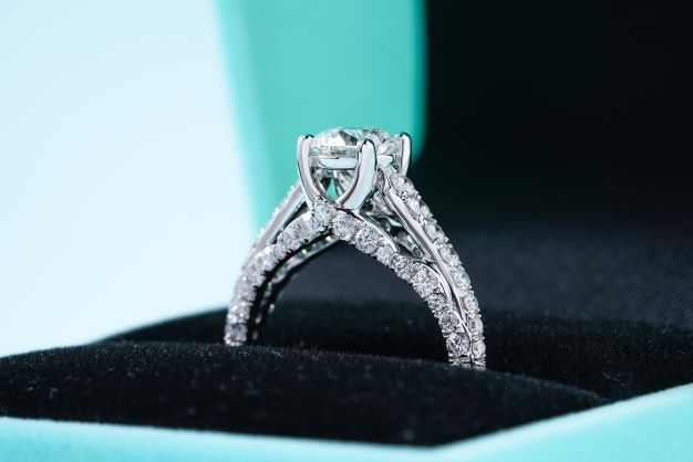 Ilustrasi cincin berlian. (Sumber foto: Pexels/Glorious Studio)