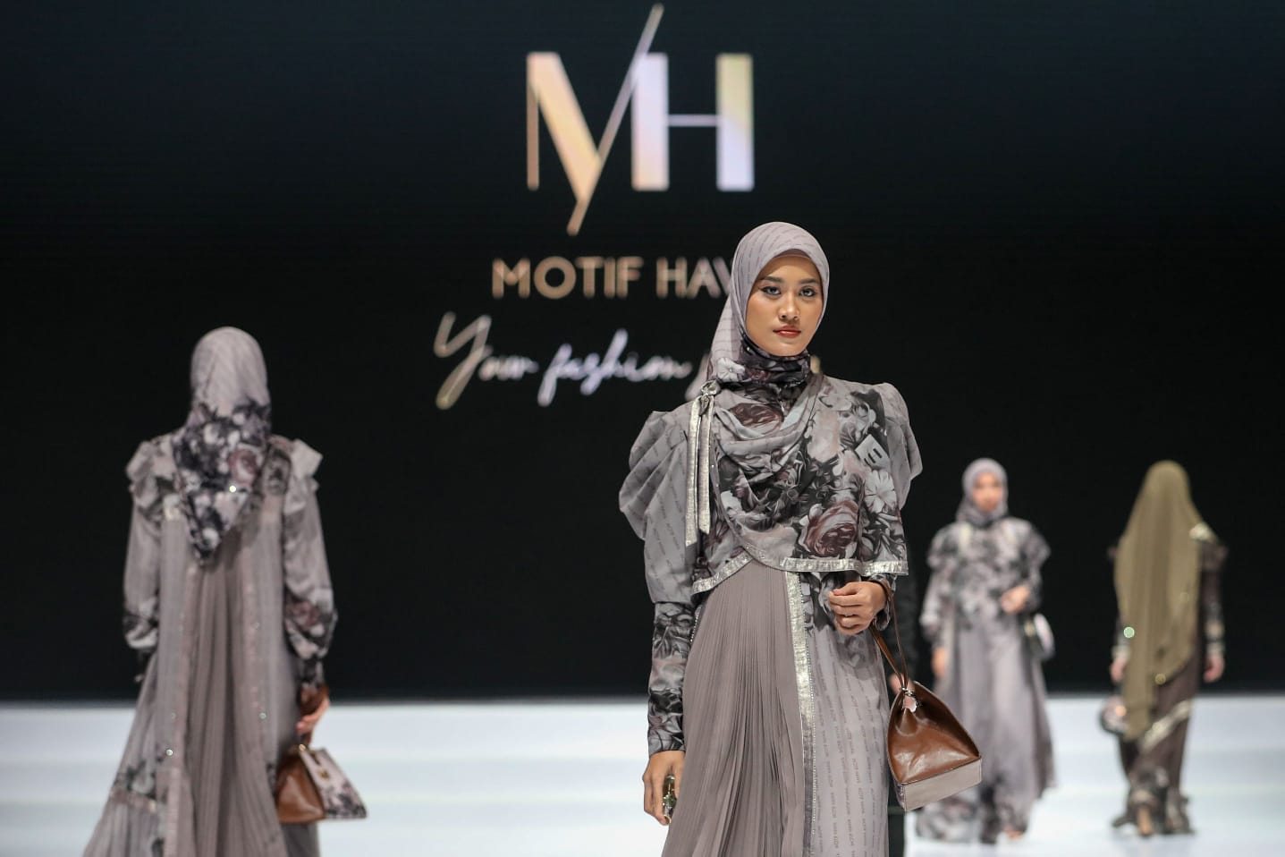 Model memperagakan busana dalam show Serene Modesty saat berlangsungnya Indonesia Fashion Week (IFW) 2023 di Jakarta Convention Center, Jakarta, Rabu (22/2/2023). IFW 2023 yang mengangkat tema Sagara dari Timur itu diikuti oleh ratusan desainer dan akan berlangsung hingga 26 Februari 2023. (Hypeabis.id/Eusebio Chrysnamurti) ?