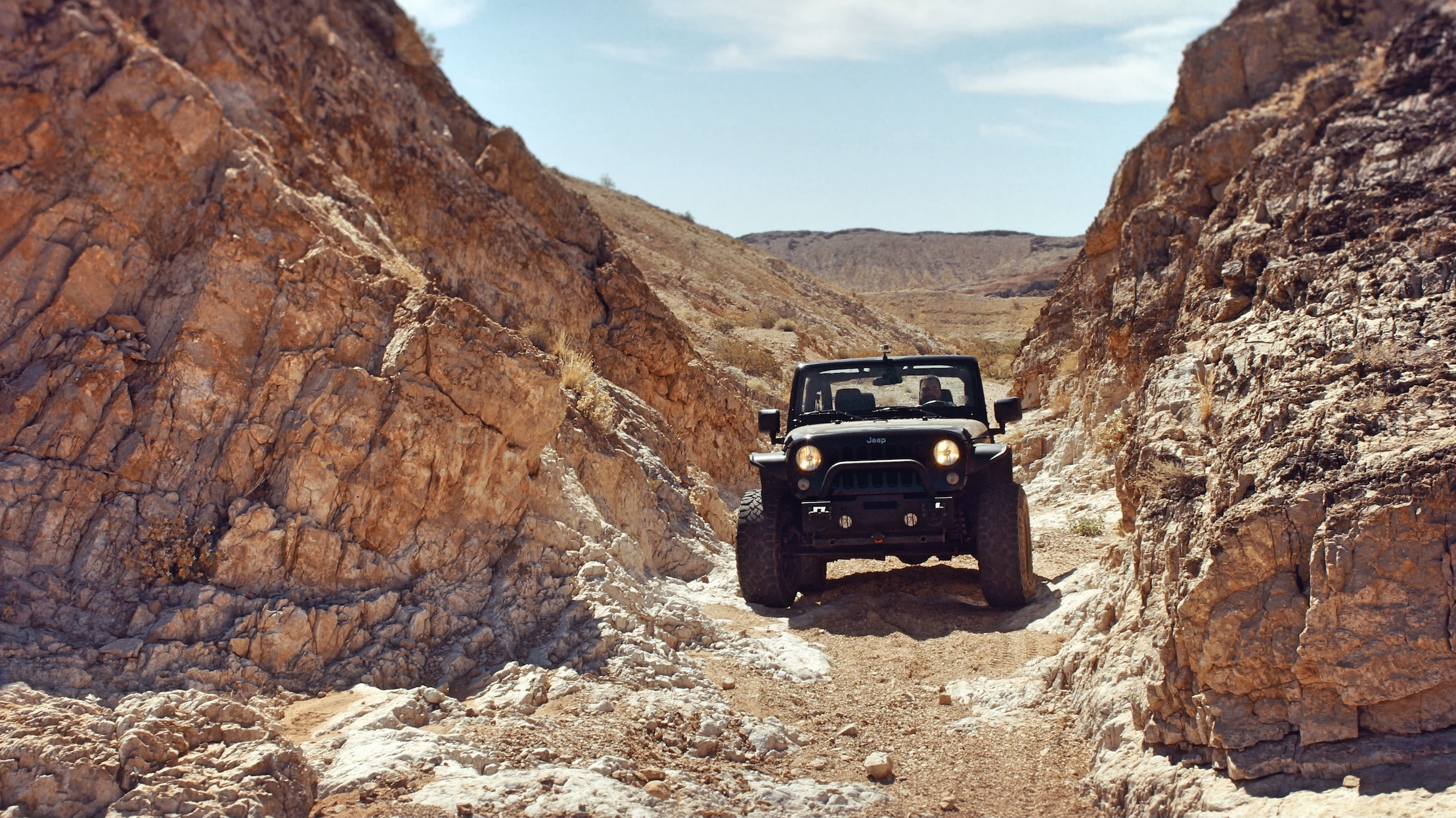 Mobil Jeep Rubicon saat off-road. (Sumber gambar : Unsplash/Nicholas Cool)
