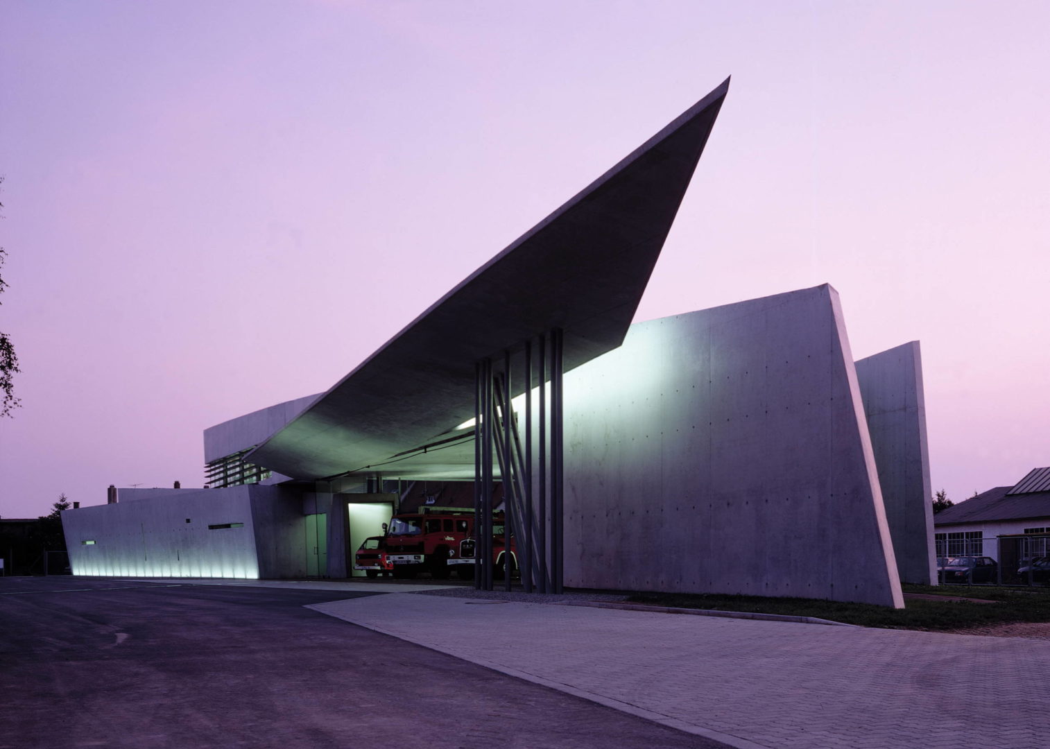 Ilustrasi Vitra Fire Station (sumber gambar Zaha Hadid.com)