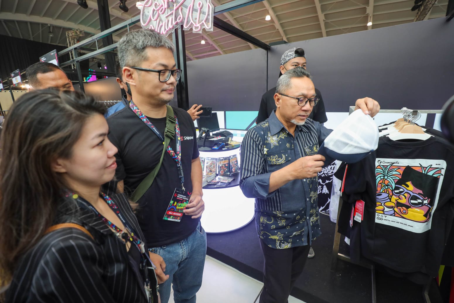 Menteri Perdagangan Zulkifli Hasan meninjau salah satu stan dalam acara Legendary Brand Festival di Jakarta, Sabtu (25/2/2023). (Foto: Hypeabis/Himawan L Nugraha)