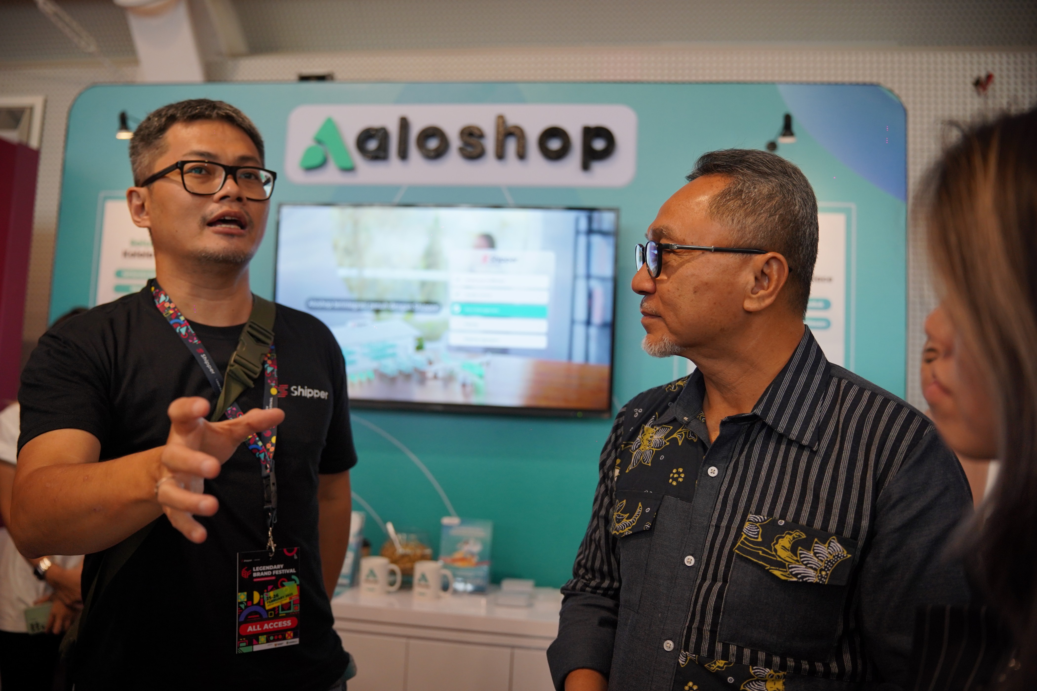 Momen saat Menteri Perdagangan RI, Zulkifli Hasan (kiri) mengunjungi booth Aloshop bersama AVP External Affairs Shipper, Even Alex Chandra (Kiri)  (sumber gambar Shipper)
