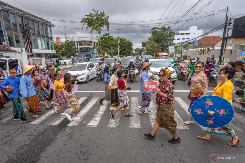 Parade Sarung On The Street (Sumber Foto: Antara)