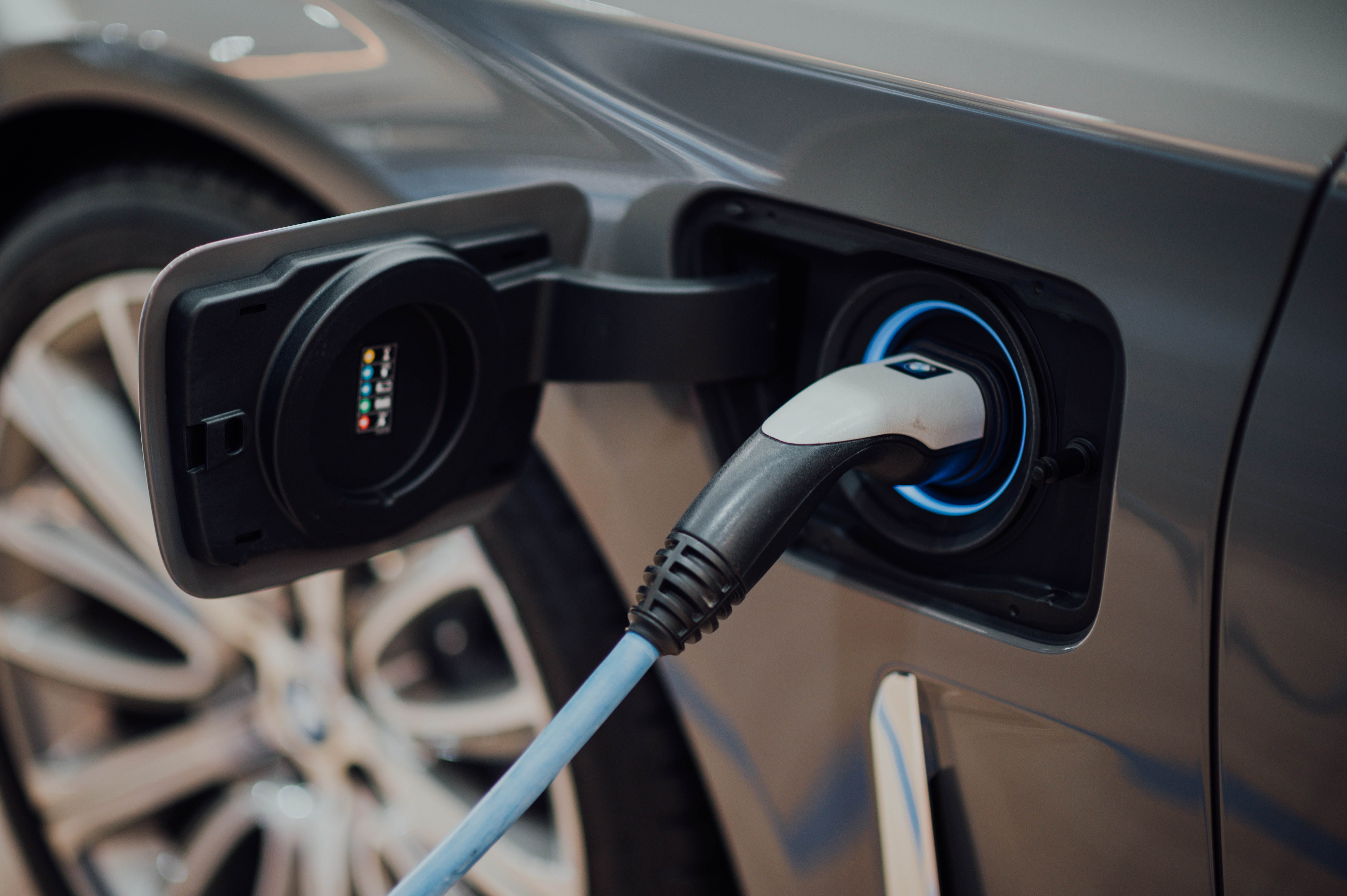 Ilustrasi mobil listrik (Sumber gambar: Chuttersnap/Unsplash)