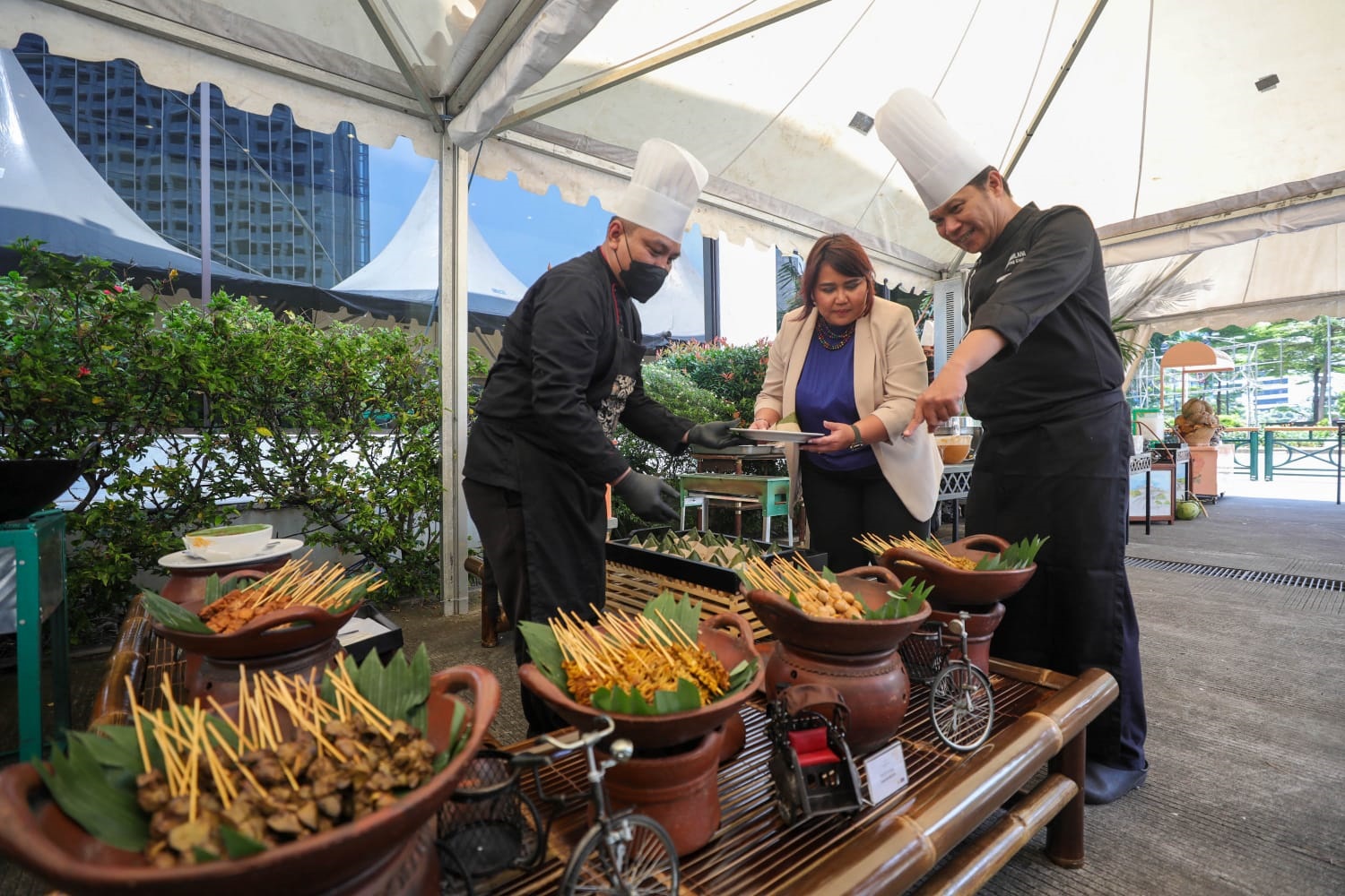 Hidangan Berbuka Bersama berkonsep Street Food di Hotel Grand Sahid Jaya. (Sumber: Himawan L Nugraha/Bisnis)