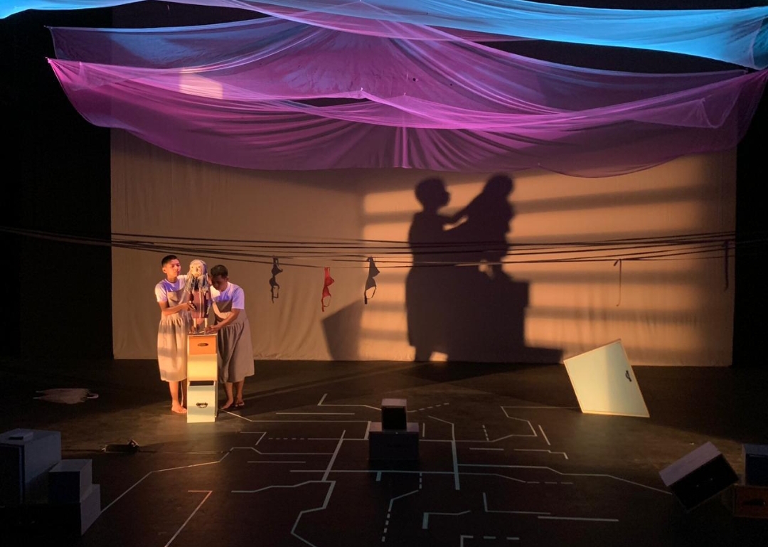Pertunjukan teater boneka Jalinan Kusam di Lemari Sosi di Teater Salihara, Jakarta. (Sumber gambar: Hypeabis.id/Luke Andaresta)