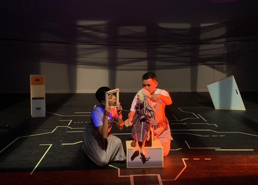 Pertunjukan teater boneka Jalinan Kusam di Lemari Sosi di Teater Salihara, Jakarta. (Sumber gambar: Hypeabis.id/Luke Andaresta)