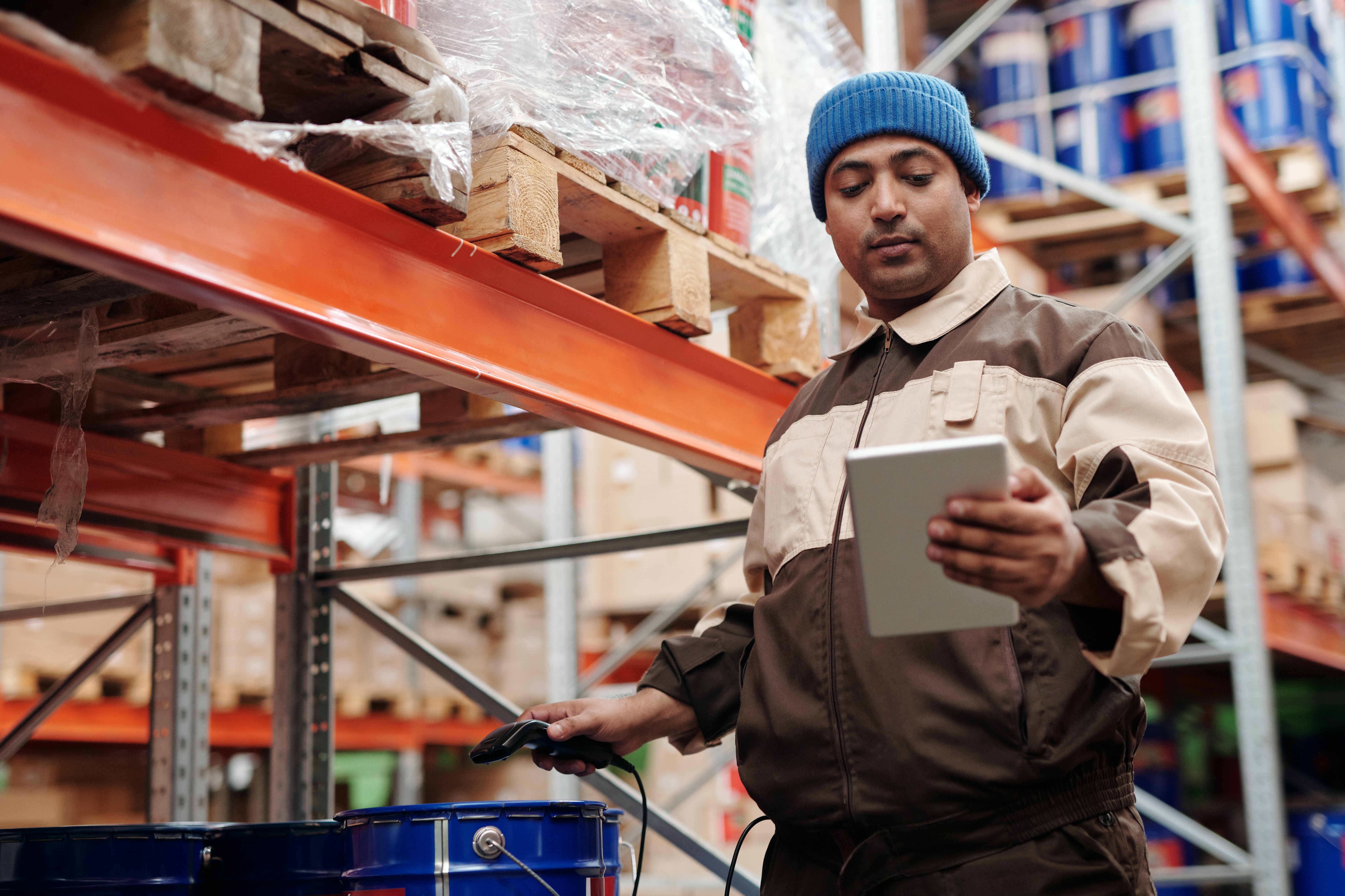 Ilustrasi penyortiran barang di gudang logistik. (Sumber foto: Pexels/Tiger Lily)