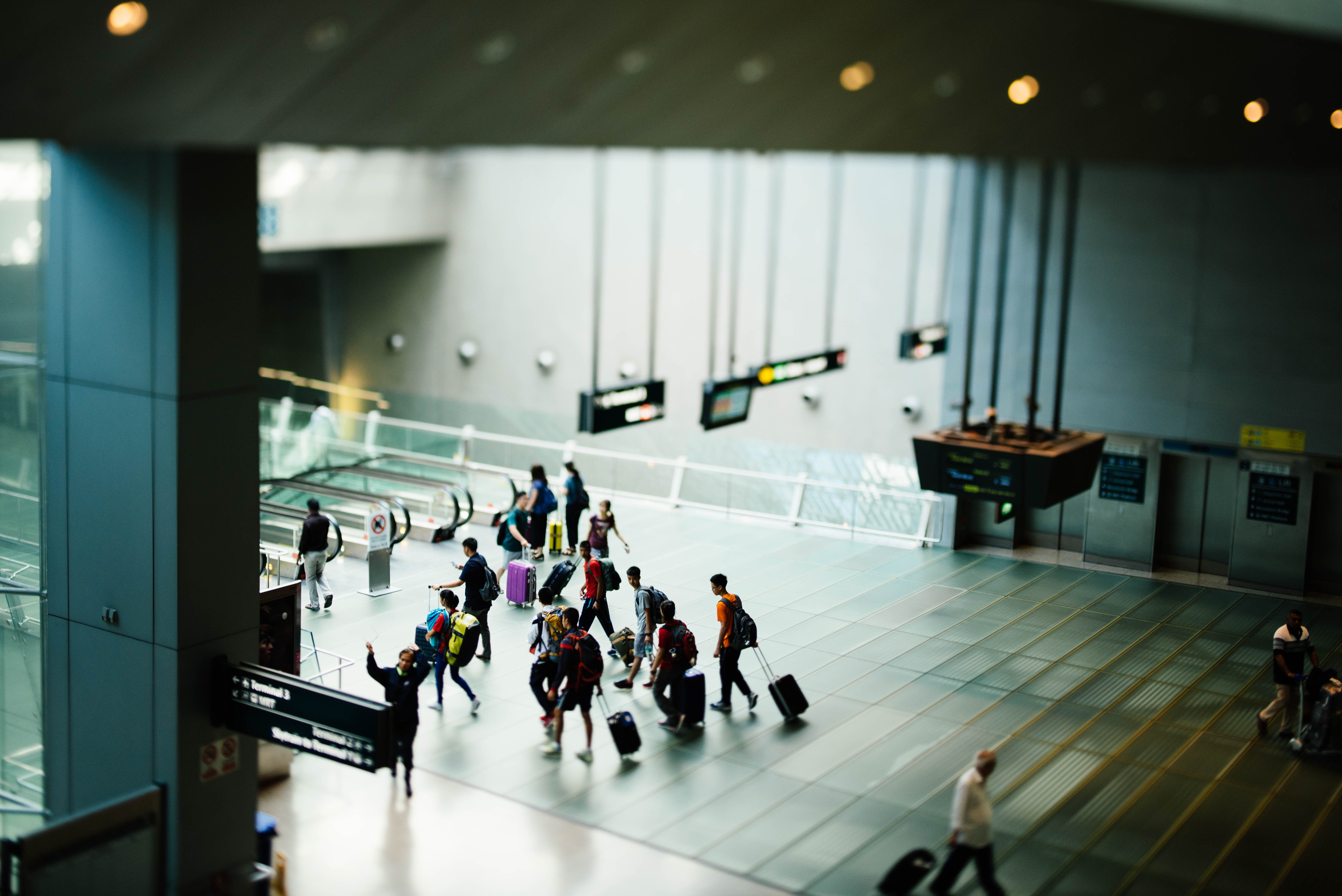 Ilustrasi orang mudik dan menuju tempat berlibur di  bandara (sumber Unsplash/Chuttersnap)