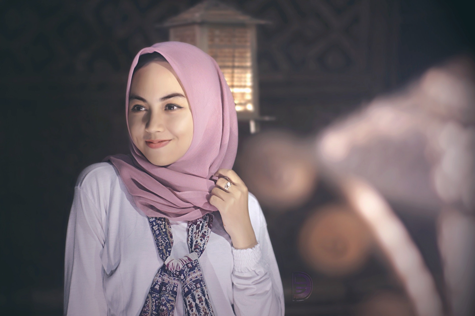 Longsleeve dan Scarf Silk (Sumber gambar: Danang Wicaksono/Pexels)