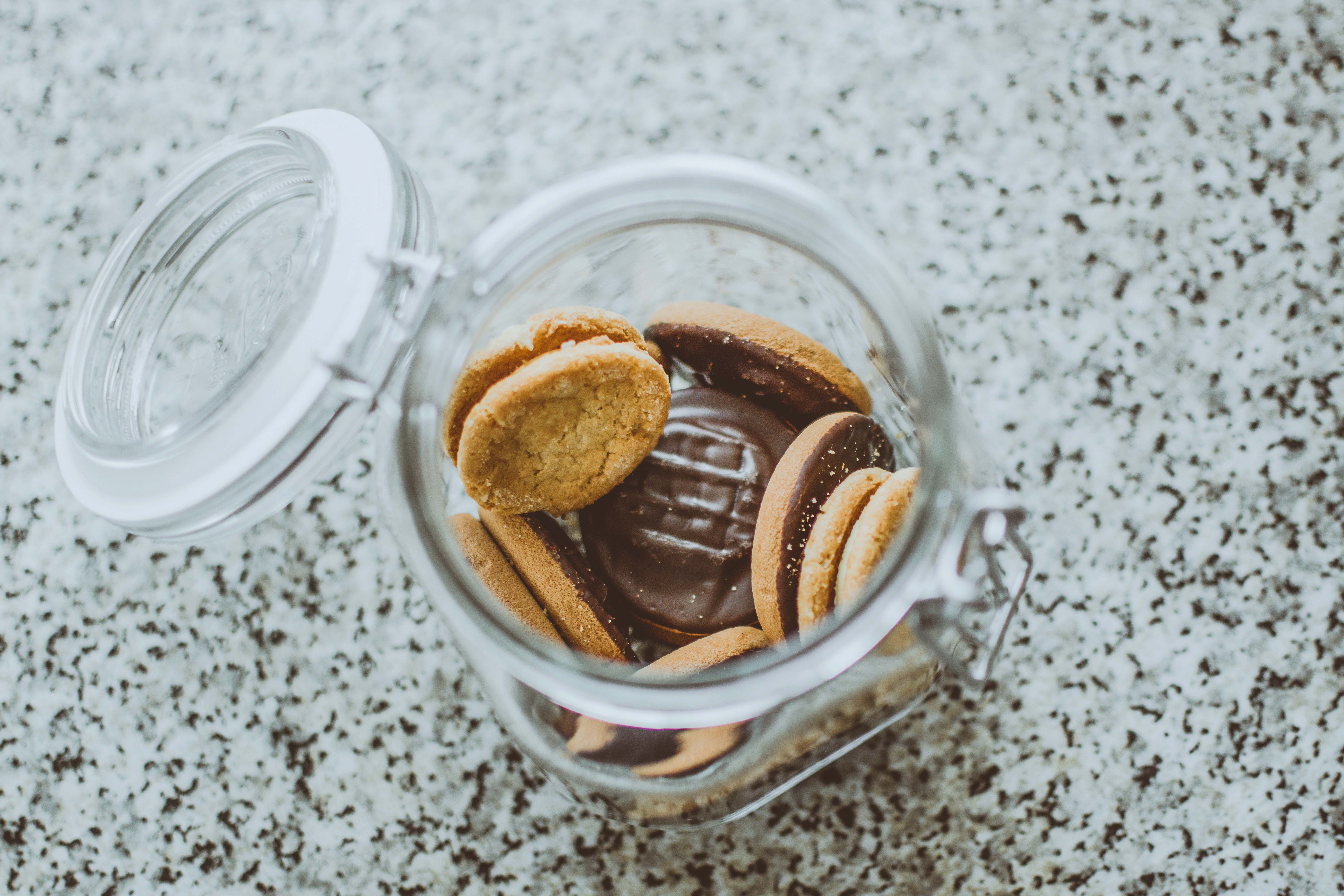 Ilustrasi stoples kue. (Sumber foto: Pexels/Lisa Fotios)