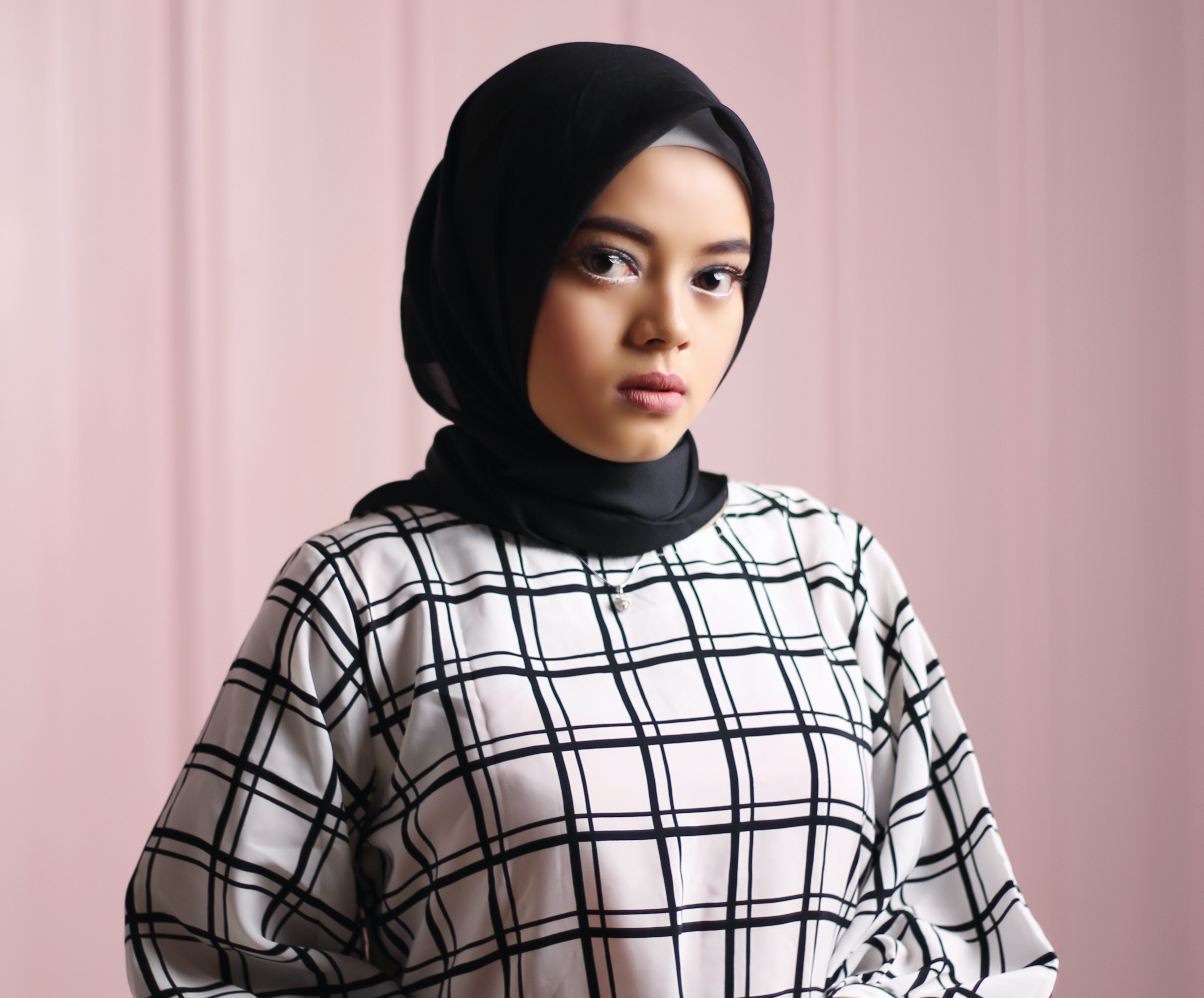 Windowpane blouse (Sumber gambar: Kelvin Agustinus/Pexels)