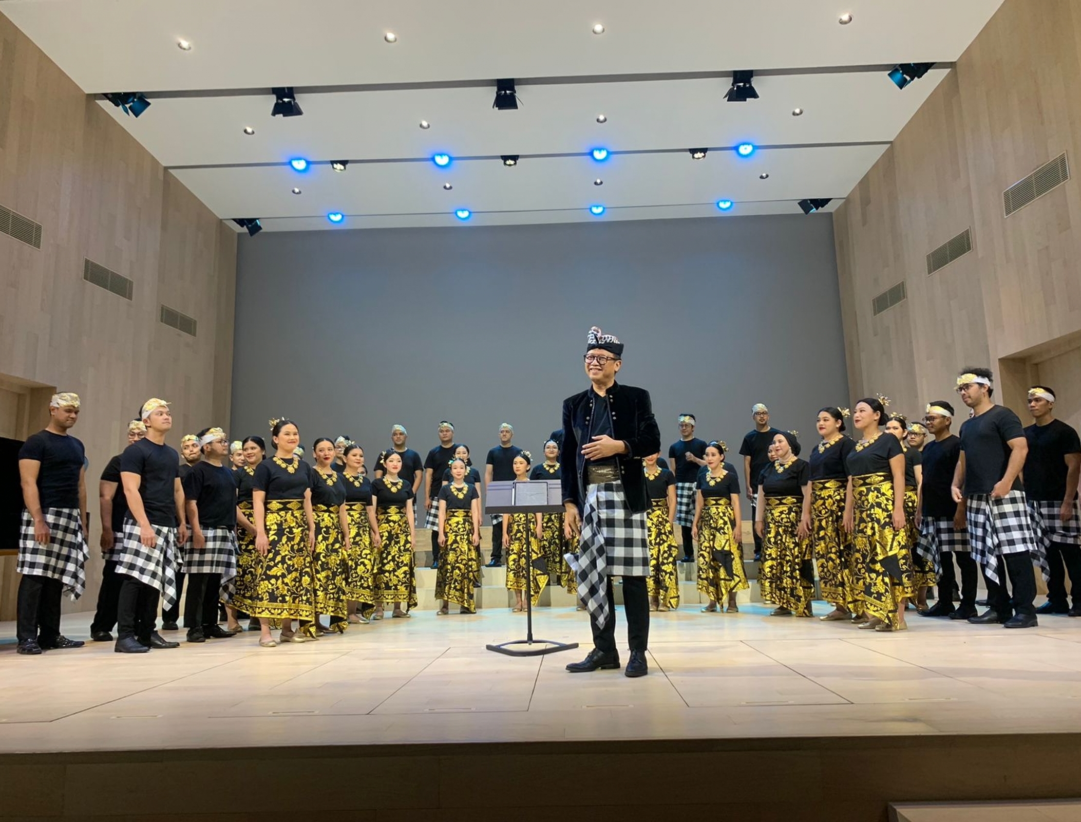Batavia Madrigal Singers tampil membawakan sejumlah lagu dalam acara konferensi pers di Balai Resital Kertanegara, Jakarta Selatan, Selasa (11/4) malam. (Sumber gambar: Hypeabis.id/Luke Andaresta)